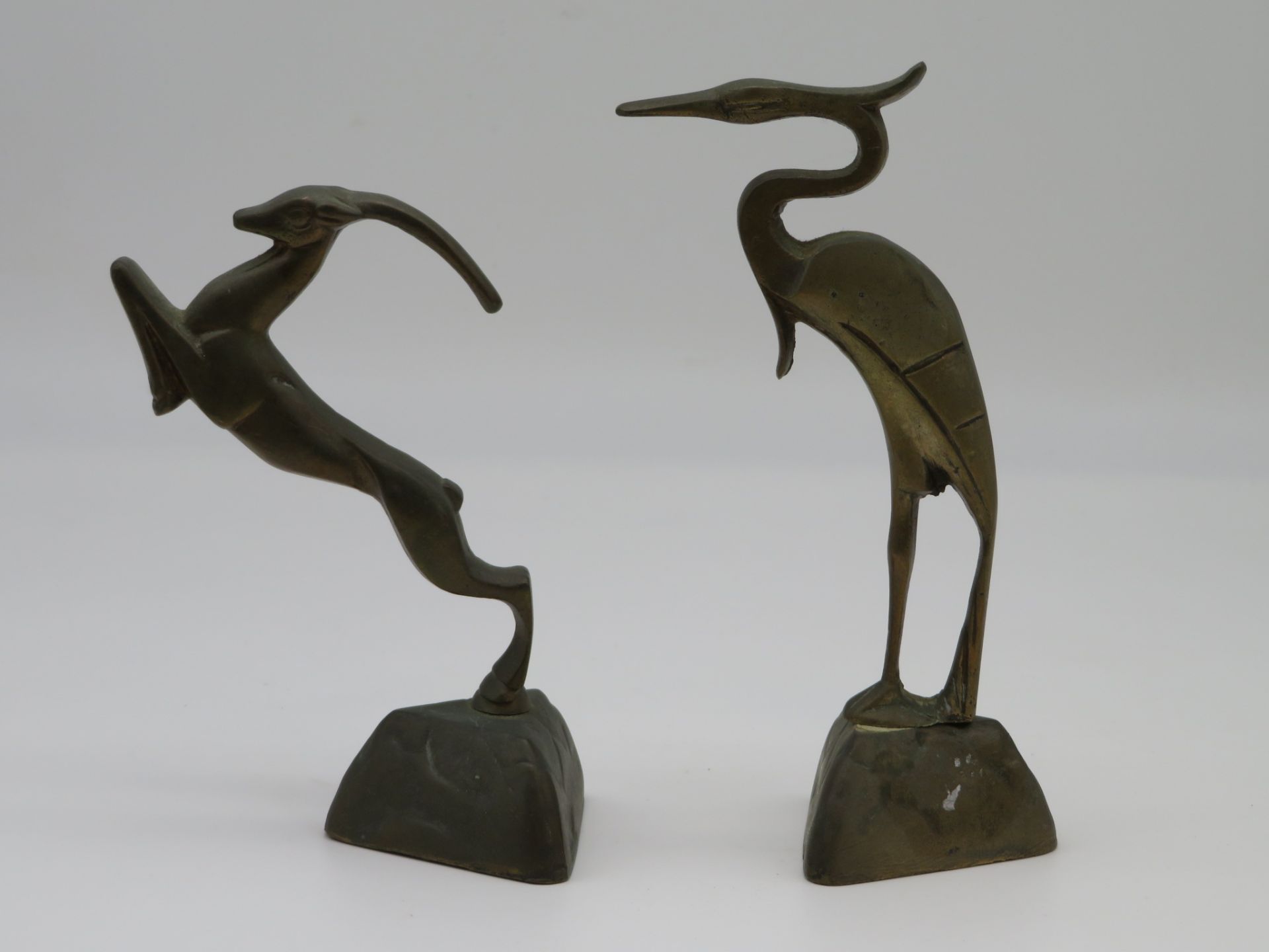 2 Art Déco Figuren, Springende Antilope und stehender Reiher, um 1910,  Bronze, naturalistisch gest