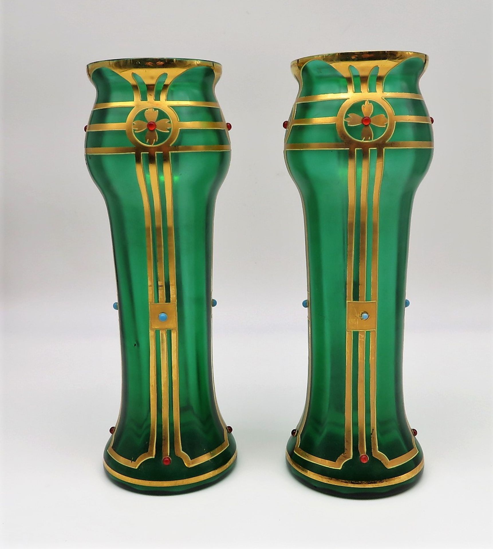 2 Vasen, Jugendstil, um 1900, grünes glas mit feiner Goldmalerei und aufgesetzten Glasperlen, h 27,