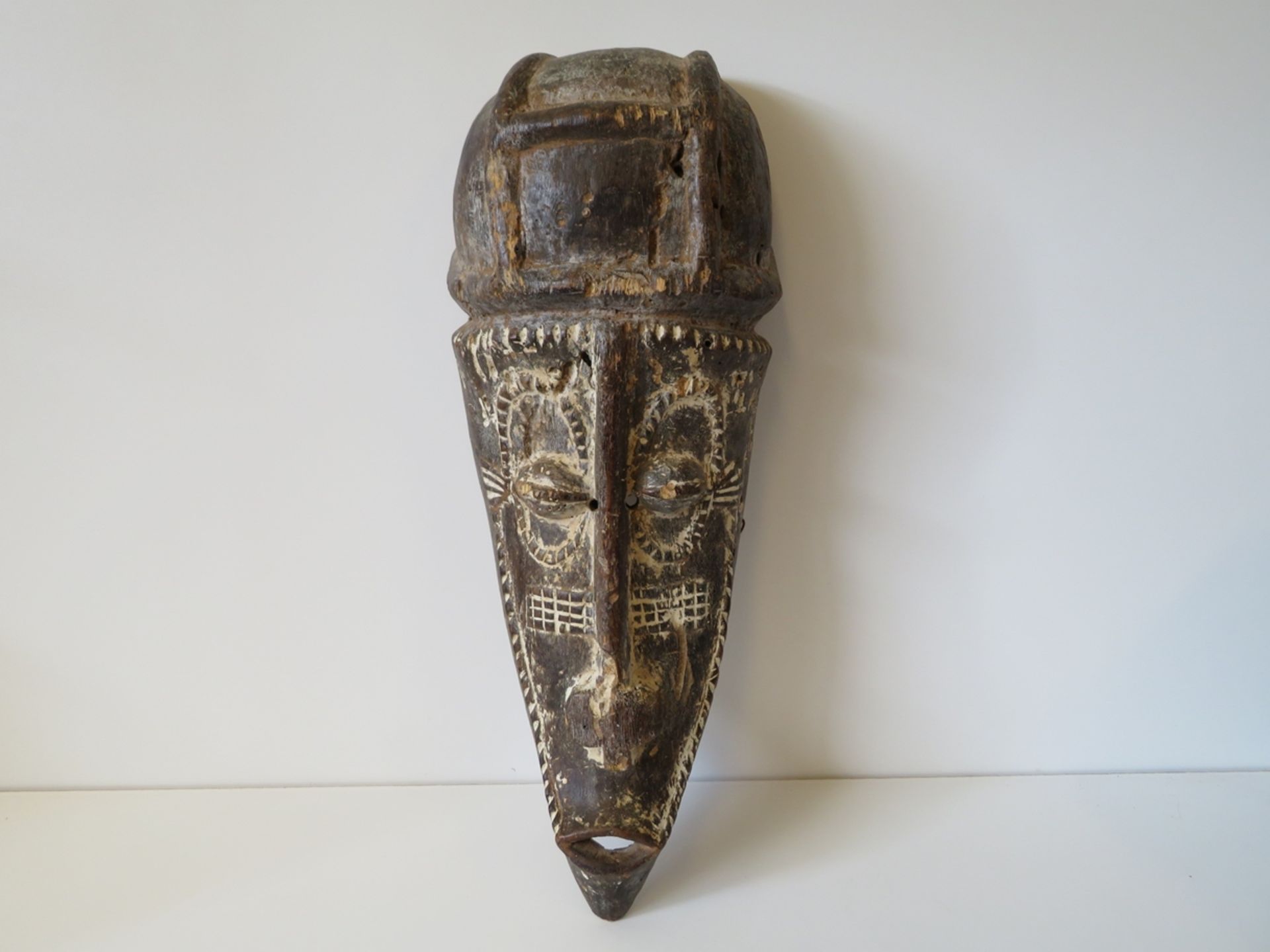 Antike Tanzmaske, Afrika, Holz geschnitzt, Narbentatauierungen, Reste von Kalkung, 54 x 20 x 13 cm.