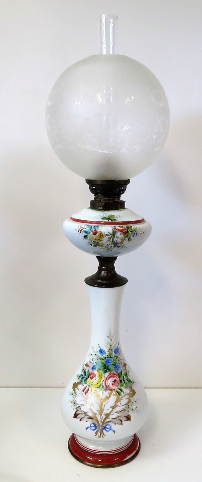 Petroleumlampe, Biedermeier, 19. Jahrhundert, Weißporzellan mit polychromer Blüten- und Goldmalerei
