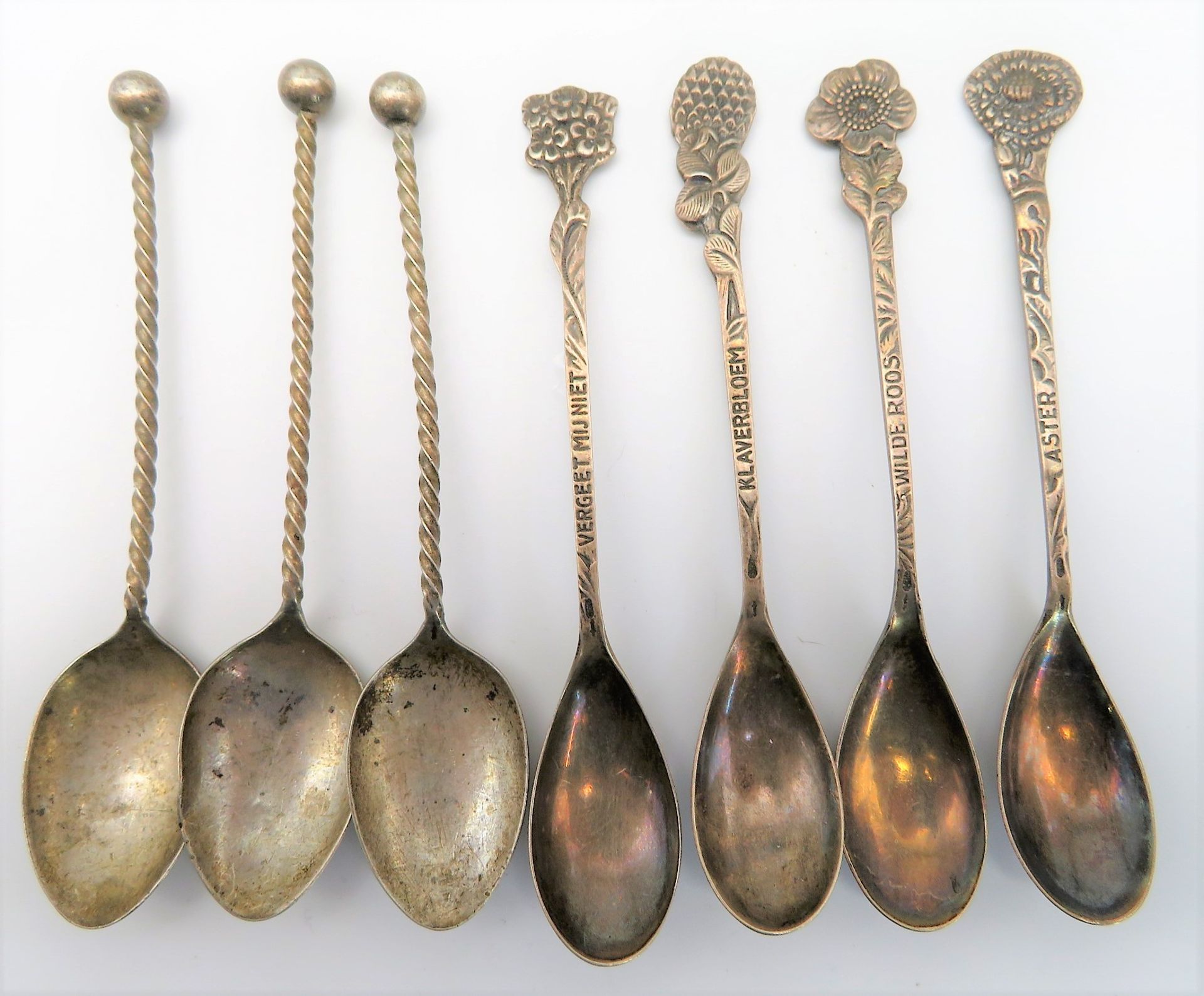 7 diverse Teelöffel, 835er Silber, gepunzt, 56 g, 3 x L 10 cm, 4 x L 10,5 cm.
