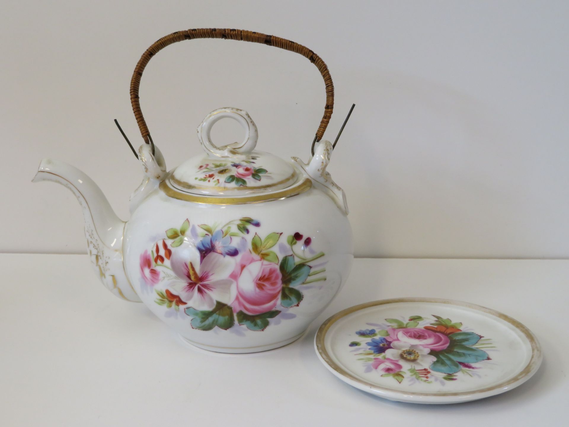 Teekanne auf Untersetzer, Biedermeier, 19. Jahrhundert, Weißporzellan mit polychromer Blütenmalerei