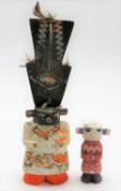 2 alte Kachina-Figuren, Amerika, Holz geschnitzt, farbige Bemalung, viele Verzierungen, h 18 cm, d 