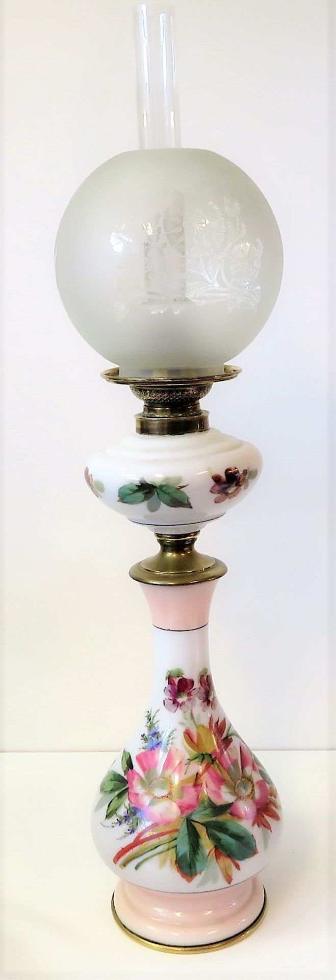 Petroleumlampe, Biedermeier, 19. Jahrhundert, Weißporzellan mit polychromer Blütenbemalung, h 74 cm