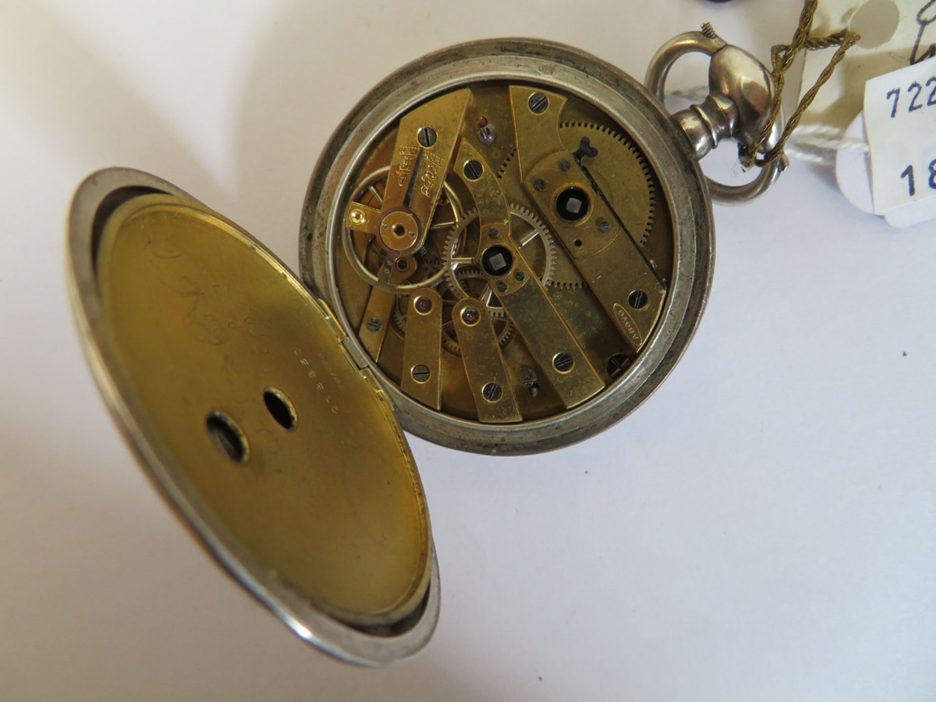 Schlüsseltaschenuhr mit Schlüssel, 19. Jahrhundert, Gehäuse 800err Silber, gepunzt, intakt, d 7 cm. - Bild 3 aus 3