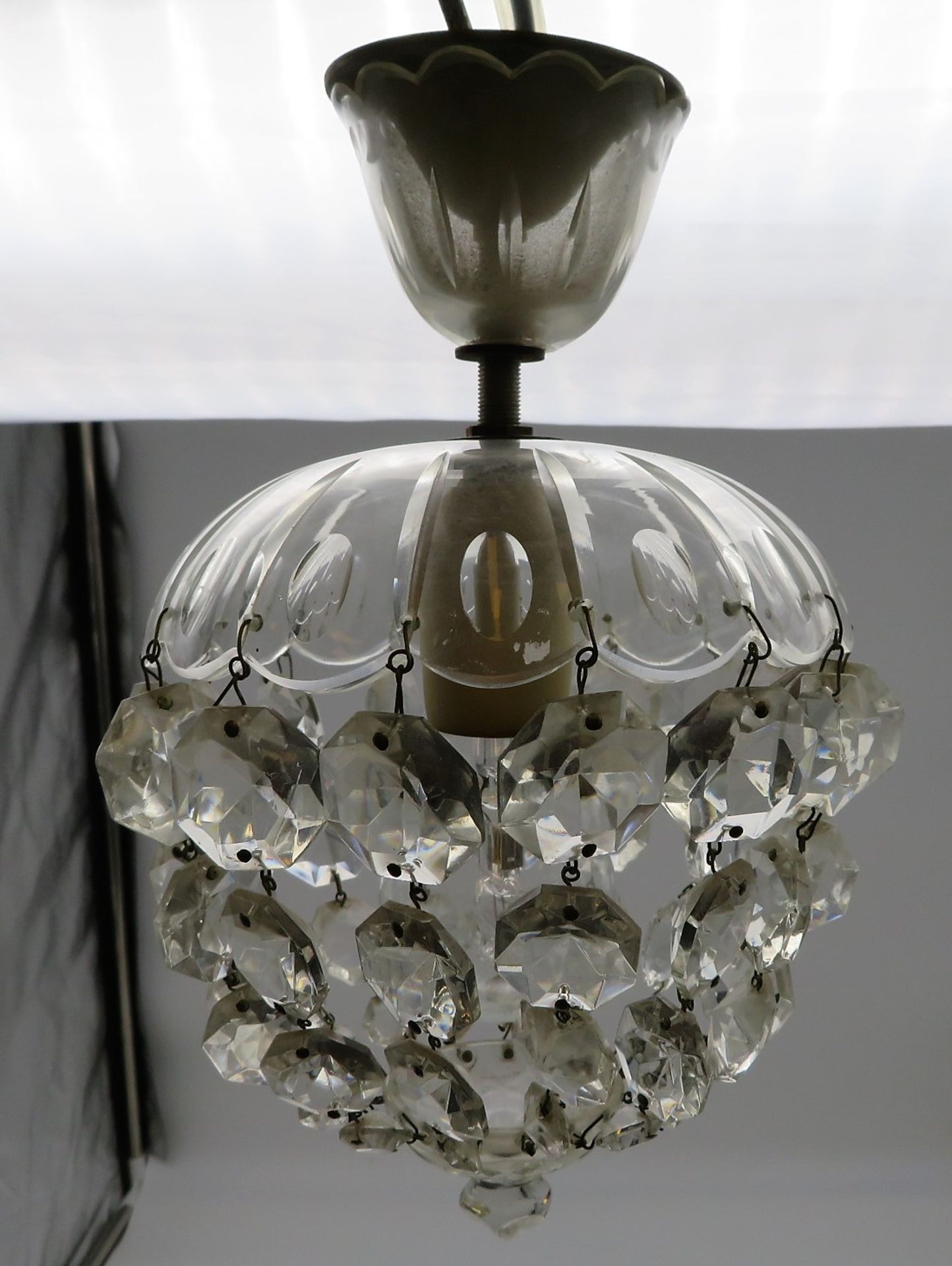 Kleine Deckenlampe mit Kristallbehang, um 1900, farbloses Kristallglas, h 25 cm, d 15 cm.