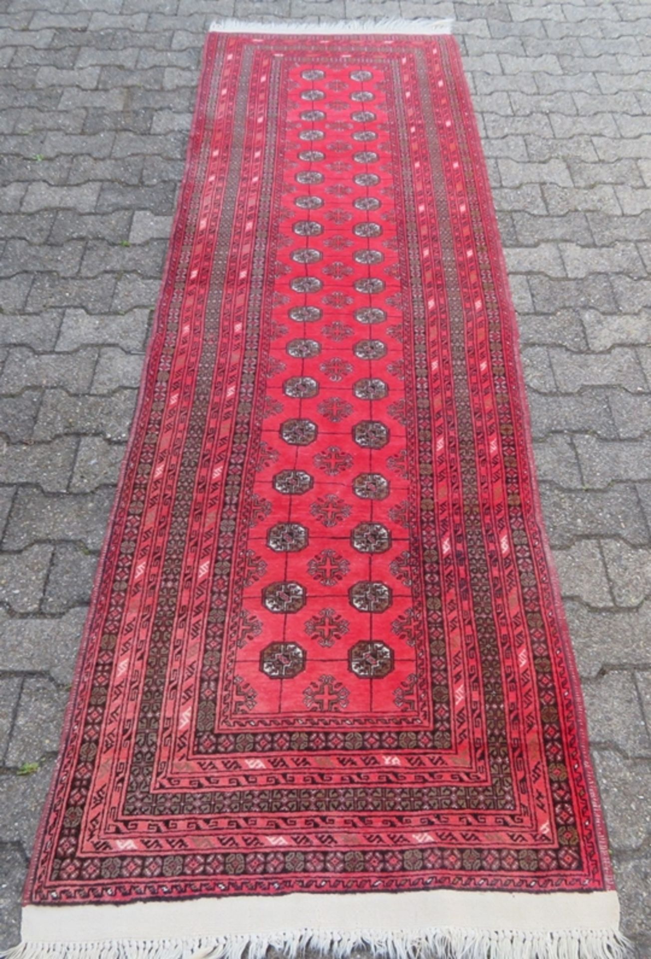 Turkmenen-Galerie, ca. 310 x 83 cm.