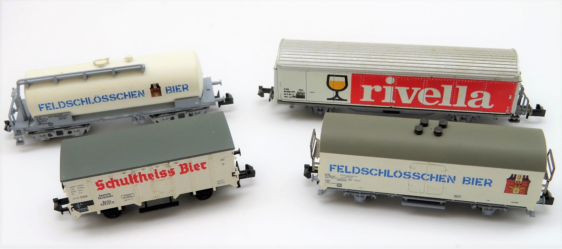 Eisenbahnkomponenten, 4 Bier-/Spirituosen-/Tankwägen, u.a. Trix, Nr. 15 003 003, l 5 bis 8 cm.