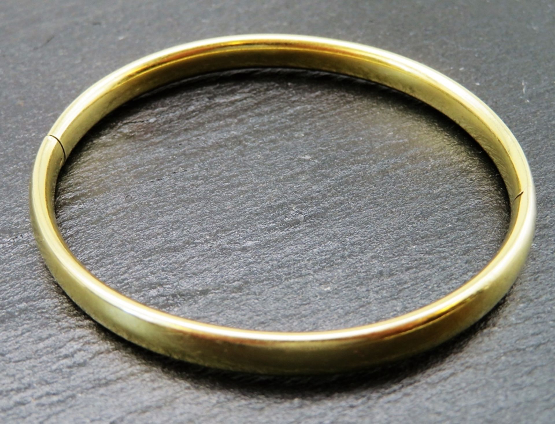 Spangen-Armreif, 585er Gelbgold, gepunzt, 12,6 g, eine Delle, d 6,5 cm, b 0,7 cm.