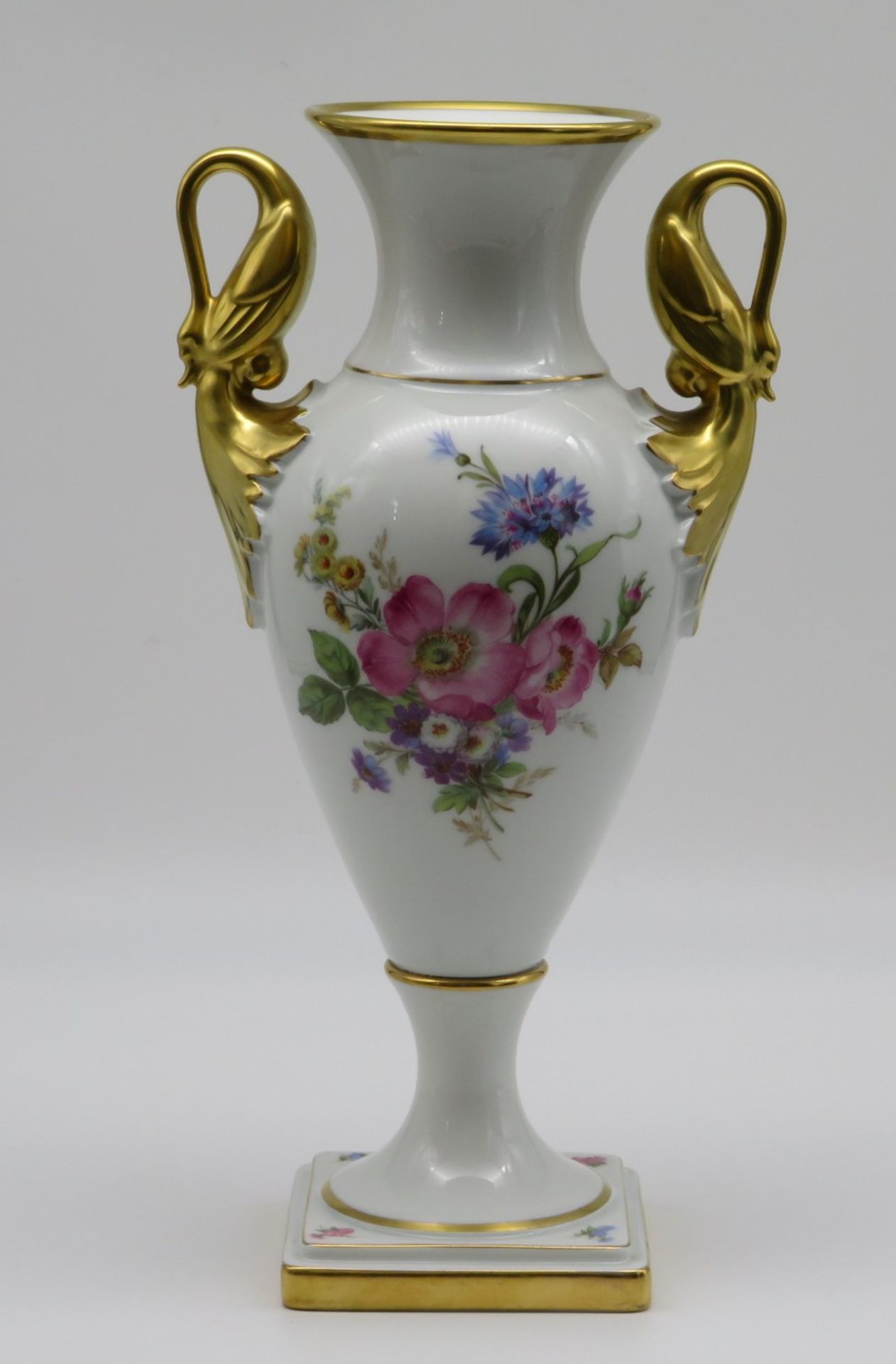 Amphorenvase, Alba Kunst, Alboth & Kaiser, Weißporzellan mit polychromem Blütendekor und reicher Ve - Image 2 of 3
