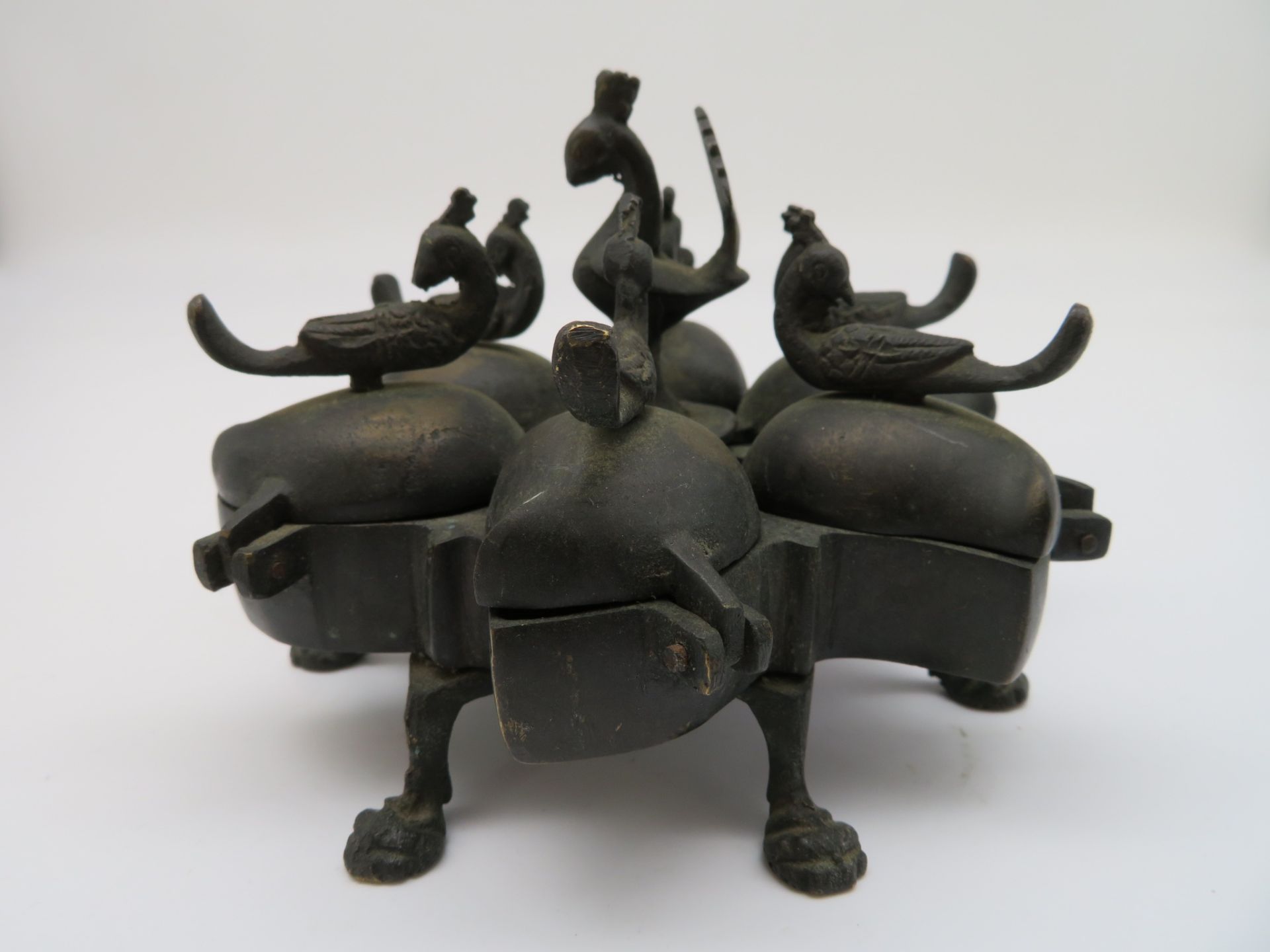 Salbengefäß, Indien, Bronze, Pfauendekor, 9 x 12,5 cm.