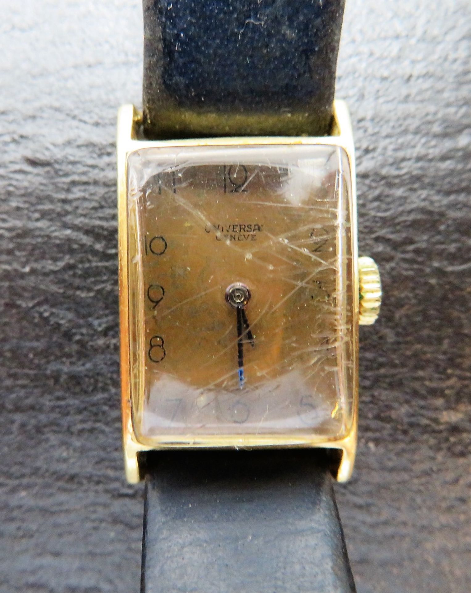 DAU, Universal Genève, 1920/30er Jahre, Gehäuse 585er Gelbgold, gepunzt, brutto 12,2 g, Kronenaufzu