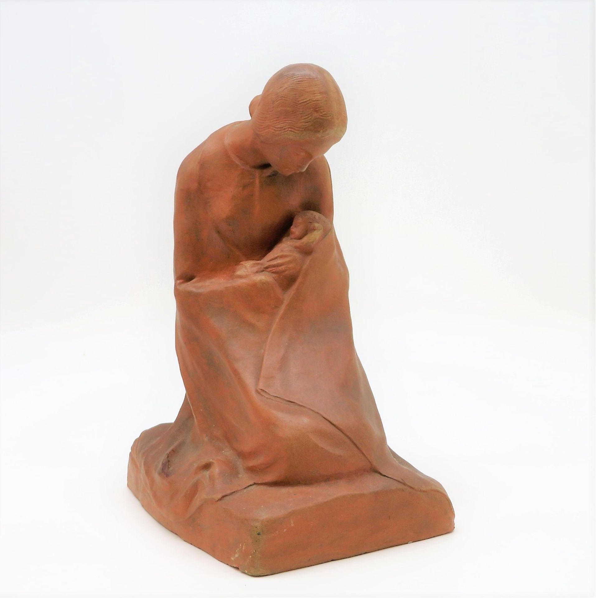 Unbekannt, Sitzende Mutter mit Kind, Ton handmodelliert, 24,5 x 19 x 13 cm.