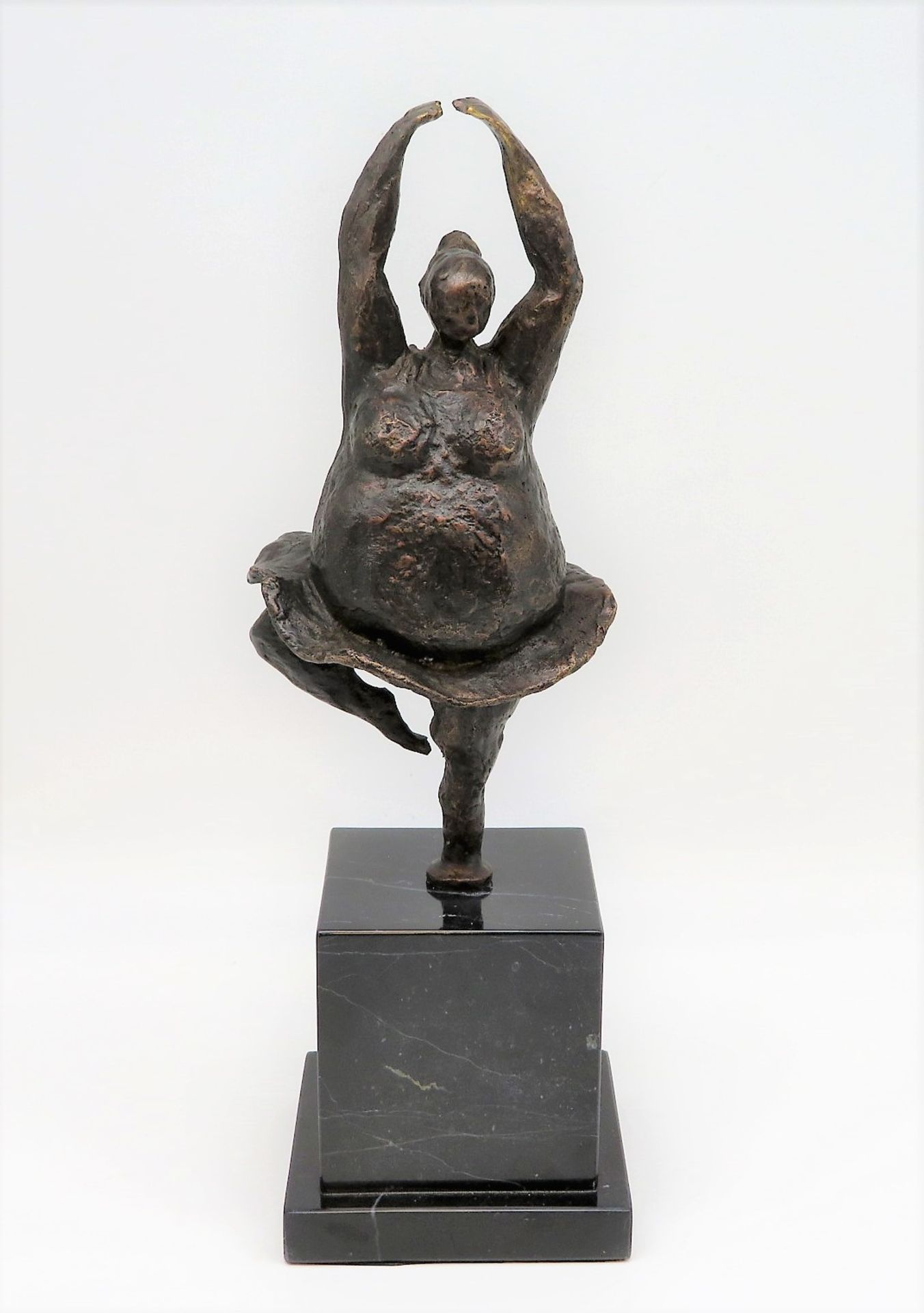 Opulente Ballerina in Tutu, Bronze, unsign., schwarzer, getreppter Marmorsockel, h 37 x 11,5 x 11 c