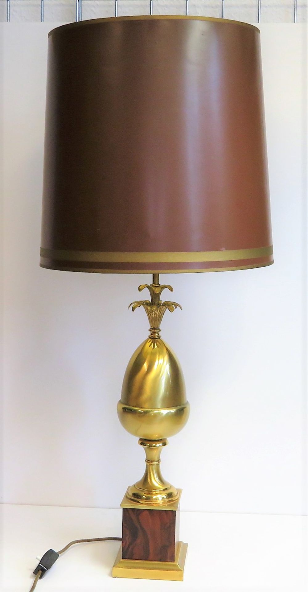 Designer Tischlampe, Standfuß Messing, einflammig, h 93 cm, d 40 cm.