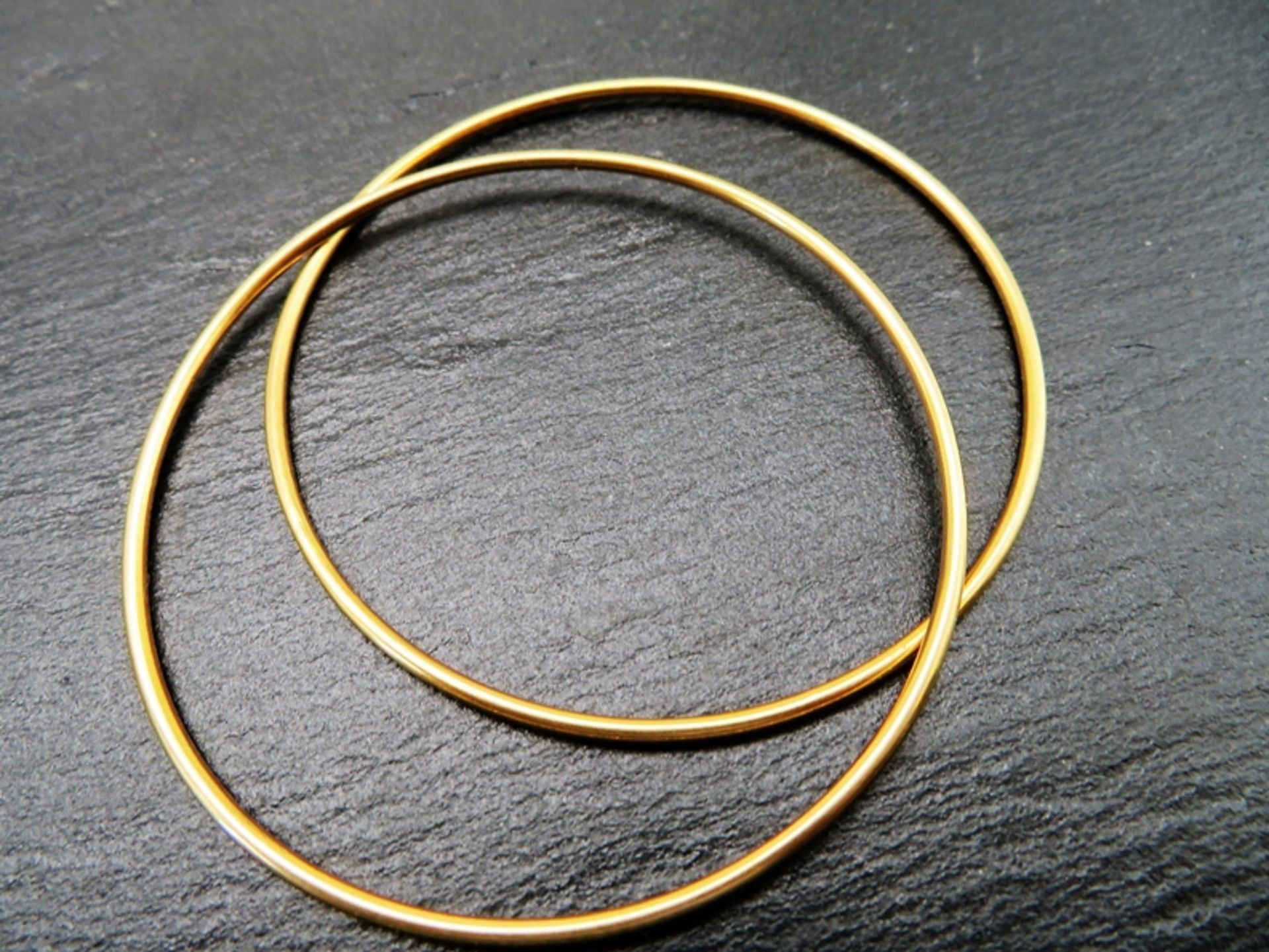 2 Armreifen, 585er Gelbgold, gepunzt, 14,9 g, d 6,5 cm.