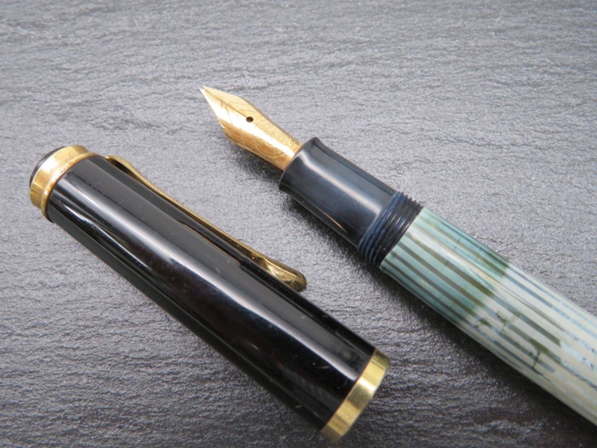 Kolbenfüllfederhalter, Pelikan, Goldfeder 14 kt, Funktion nicht geprüft, l 12,5 cm, d 1,7 cm. - Bild 2 aus 2