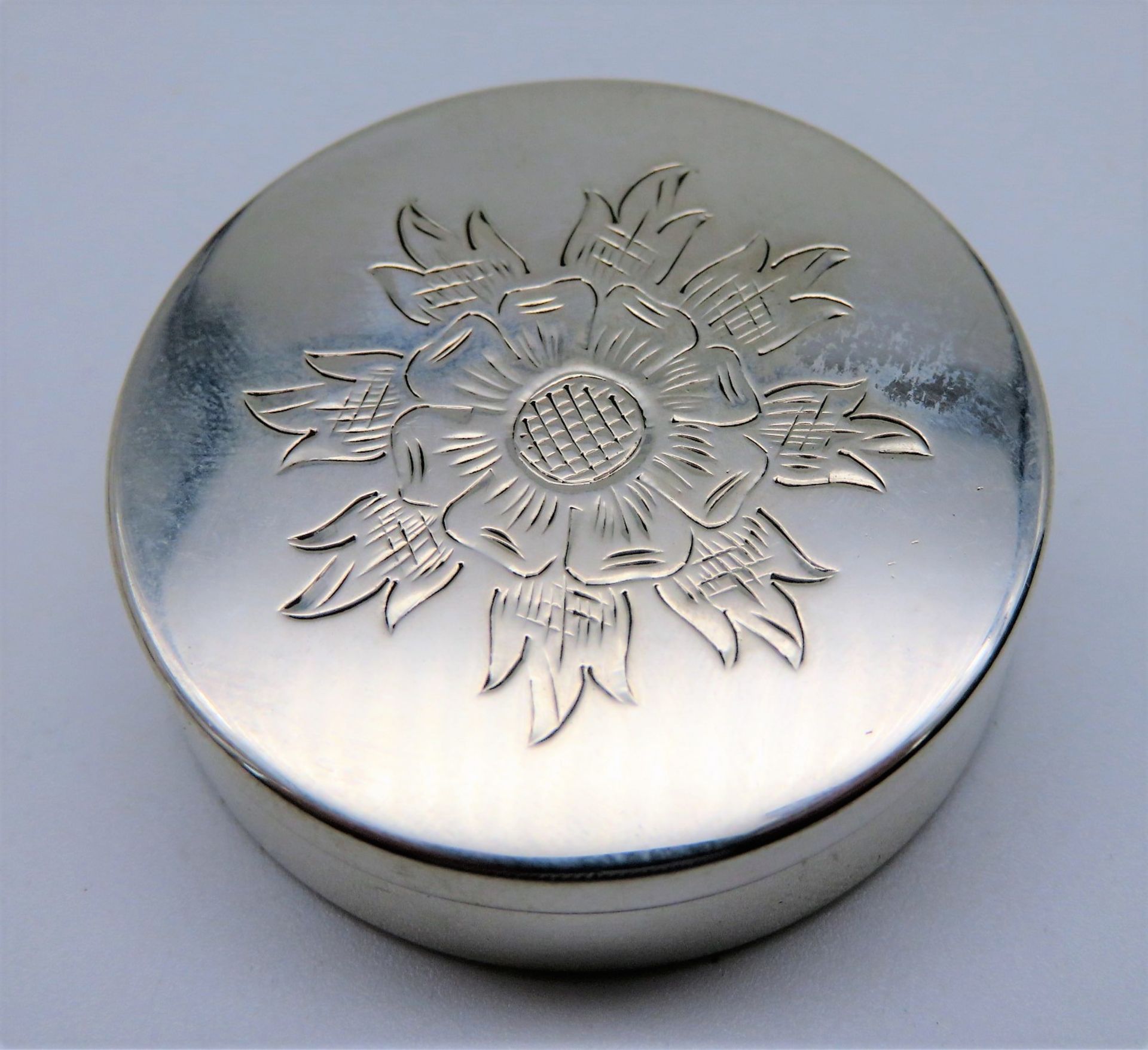 Pillendose, feine Blütenziselierung, 835er Silber, gepunzt, 12 g, 1,2 x 3,9 cm.