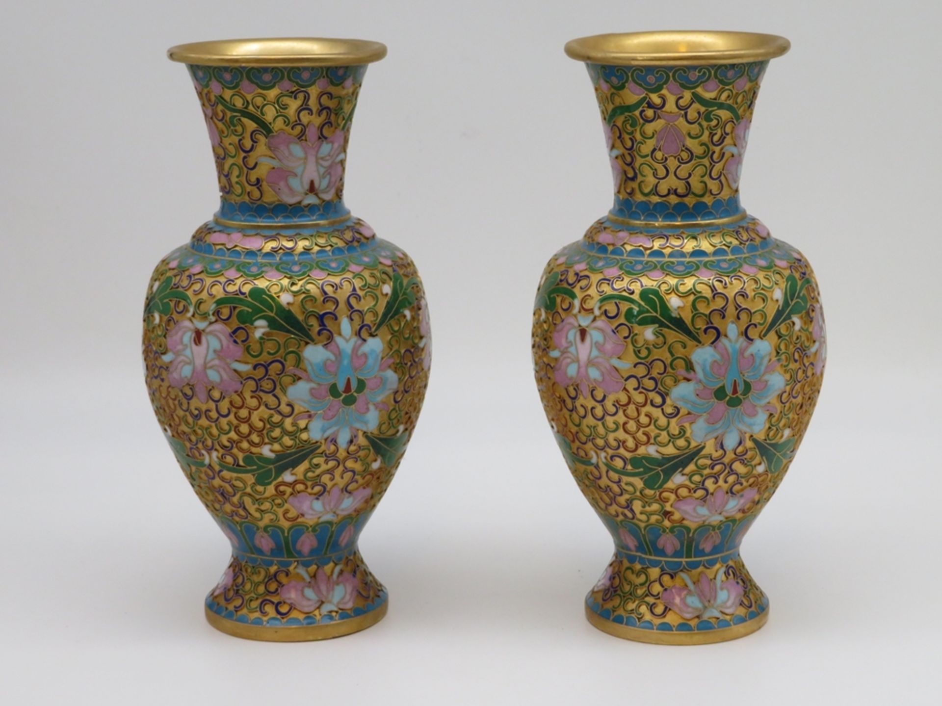 Paar Cloisonné Vasen, China, farbiger Zellenschmelz, h 25 cm, d 12 cm.