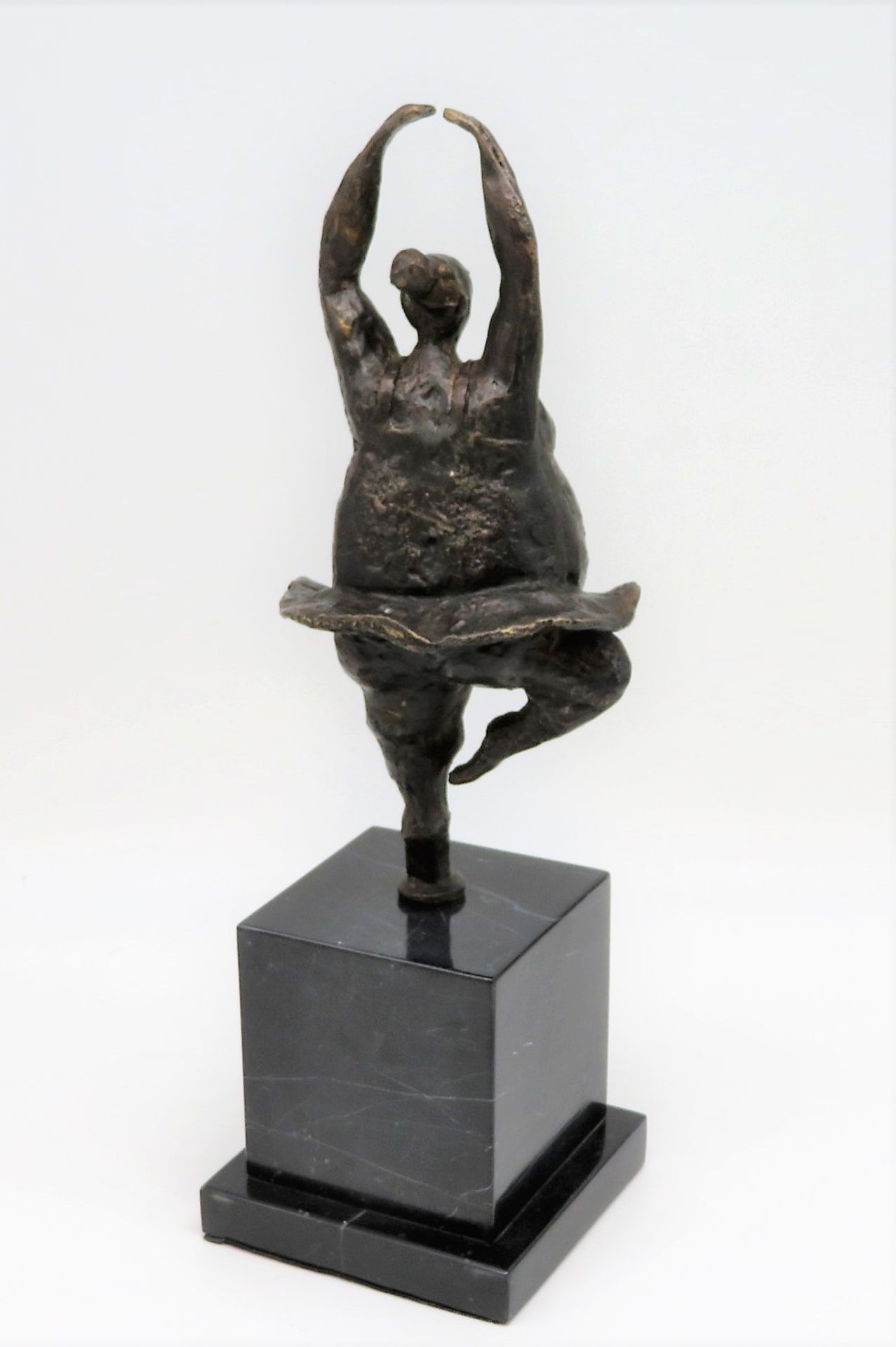 Opulente Ballerina in Tutu, Bronze, unsign., schwarzer, getreppter Marmorsockel, h 37 x 11,5 x 11 c - Bild 2 aus 2