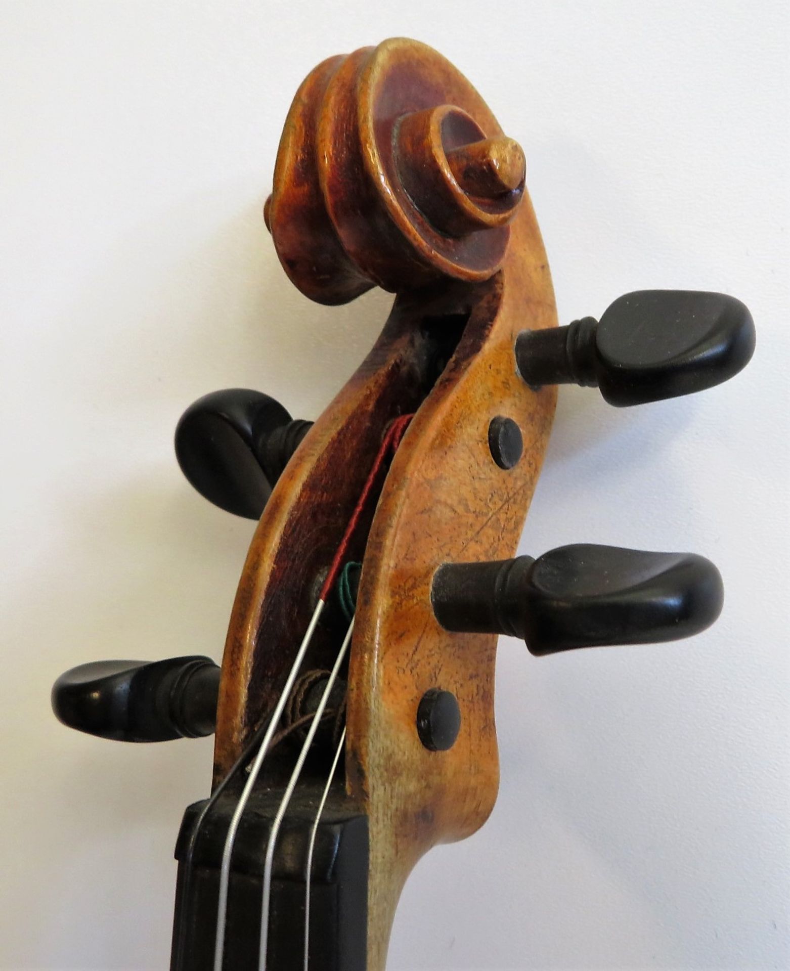 Geige und 2 Geigenbögen im Kasten, Josef Klotz Mittenwald, innen Etikett "Josef Klotz Mittenwalde a - Bild 2 aus 6