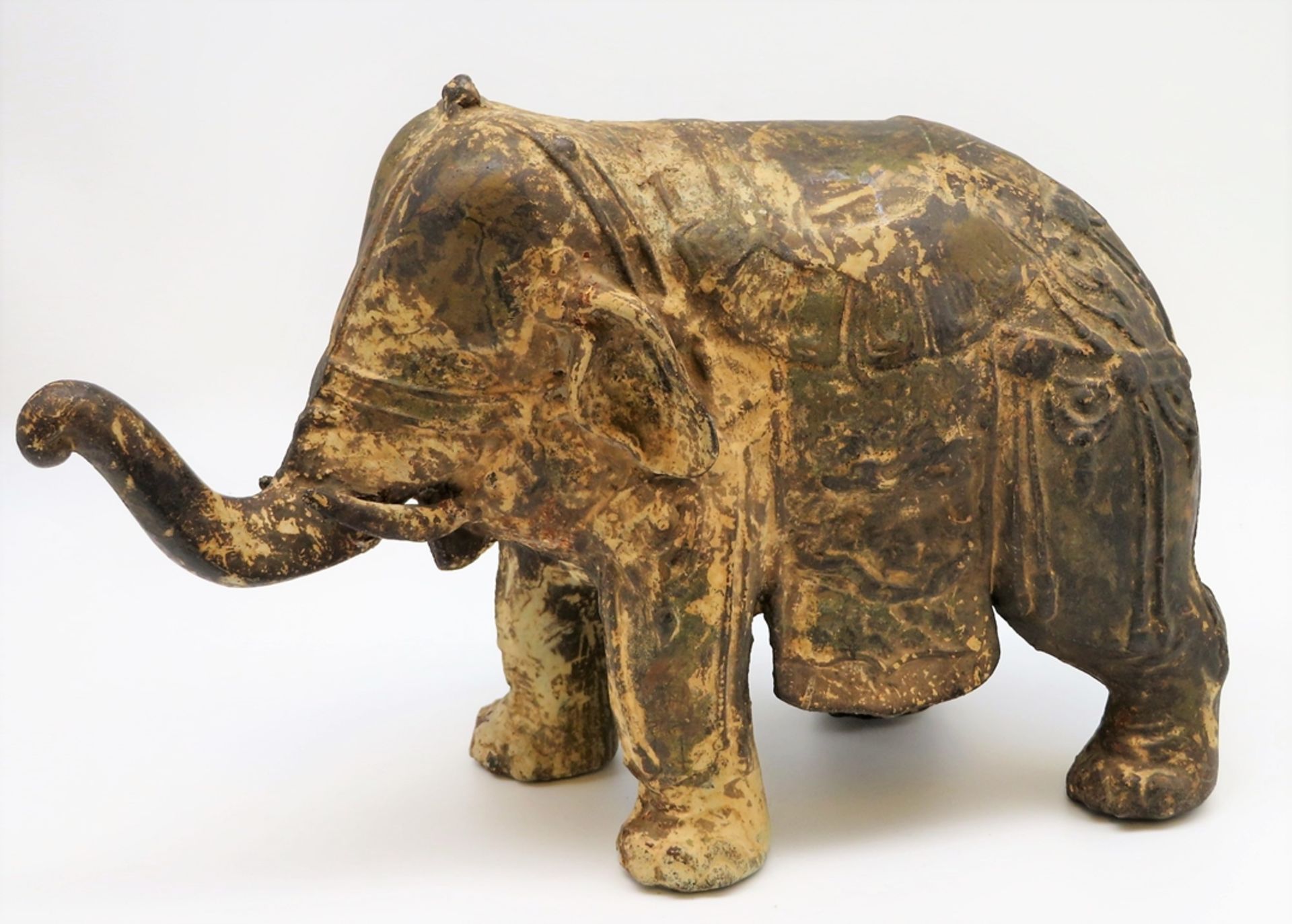 Stehender Elefant, Indien, Eisenguss patiniert, Reste von Vergoldung, 25 x 36 x 12 cm.