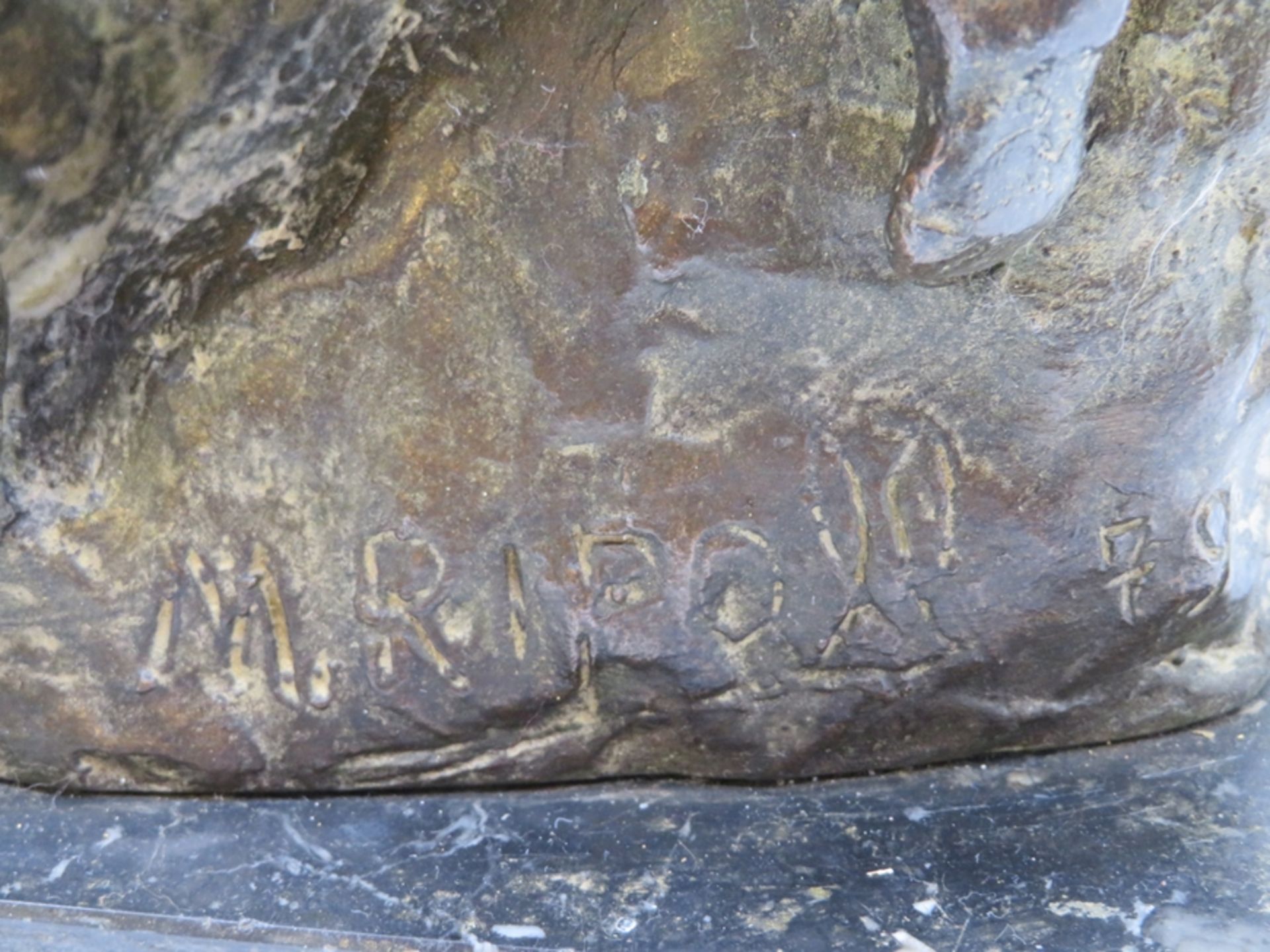 Ripoll, M., Weiblicher Akt mit Putto, Bronze, Marmorsockel, sign.u.dat. (19)79, Sockel mit Chip, 42 - Bild 2 aus 3
