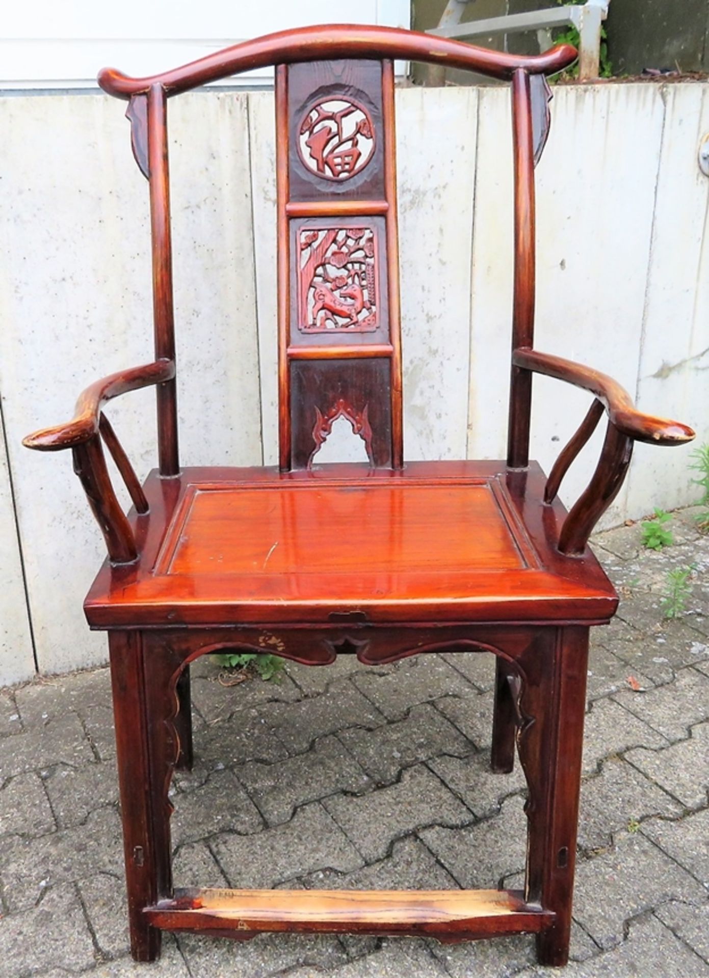 Antiker Armlehnstuhl, China, Holz geschnitzt, Rückenlehne durchbrochen gearbeitet, 114 x 67 x 60 cm