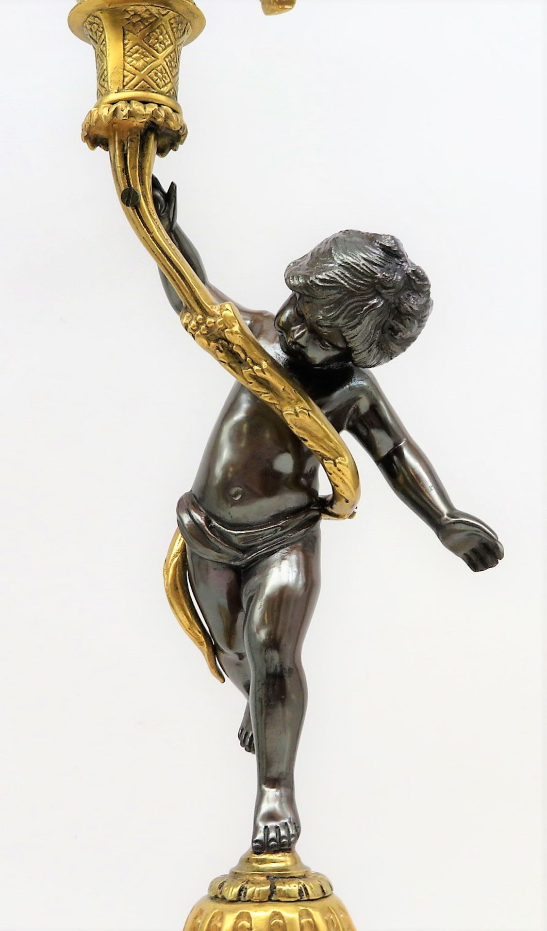 Kerzenleuchter, getragen durch Putto, Bronze, 4-flammig, 1. Hälfte 20. Jahrhundert, h 53,5 cm, d 24 - Bild 2 aus 2