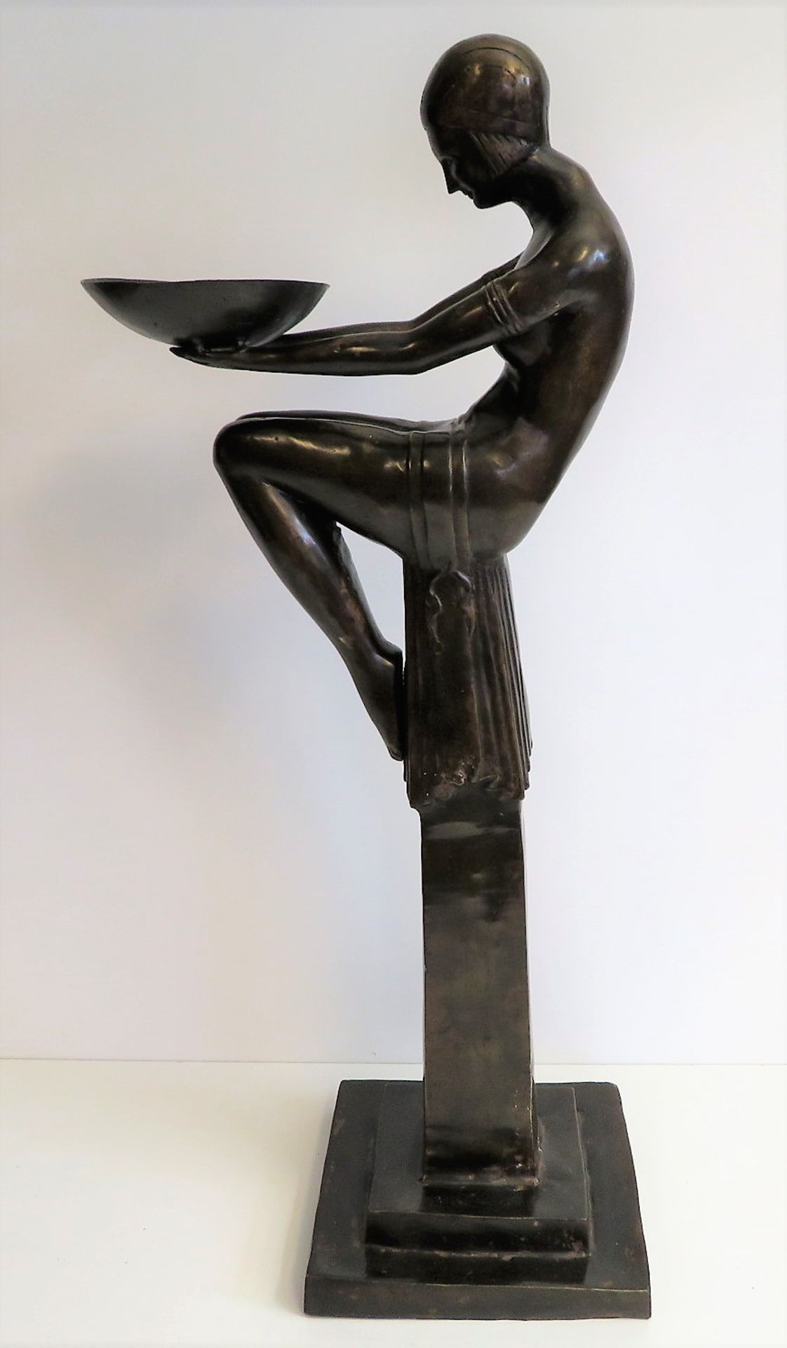 Unbekannt, Auf Säule sitzende Art-Déco-Figur mit Schale, Messing patiniert, 81 x 23 x 23 cm. - Bild 2 aus 2