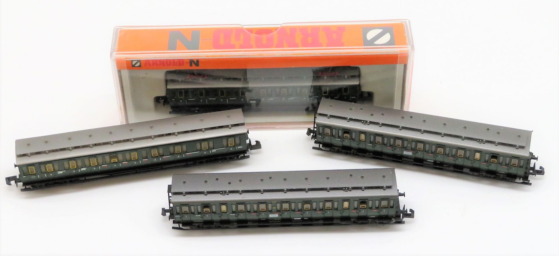 Eisenbahnkomponenten, E-Lokomotive 2930 und 3 Abteilwagen, Arnold, Spur N, analog, l 11,5 cm.