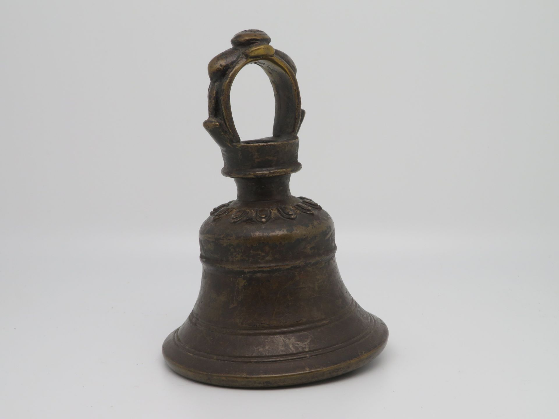 Antike Glocke, wohl Tibet/Nepal, Bronze, h 15 cm, d 11 cm.