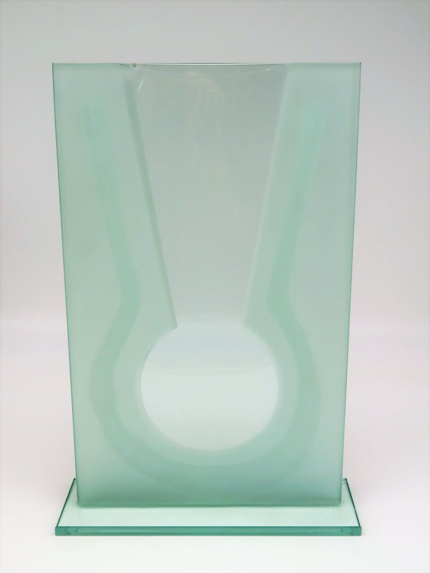 Seltene Designer Vase, farbloses Glas, teils mattiert, 34 x 23 x 7 cm.