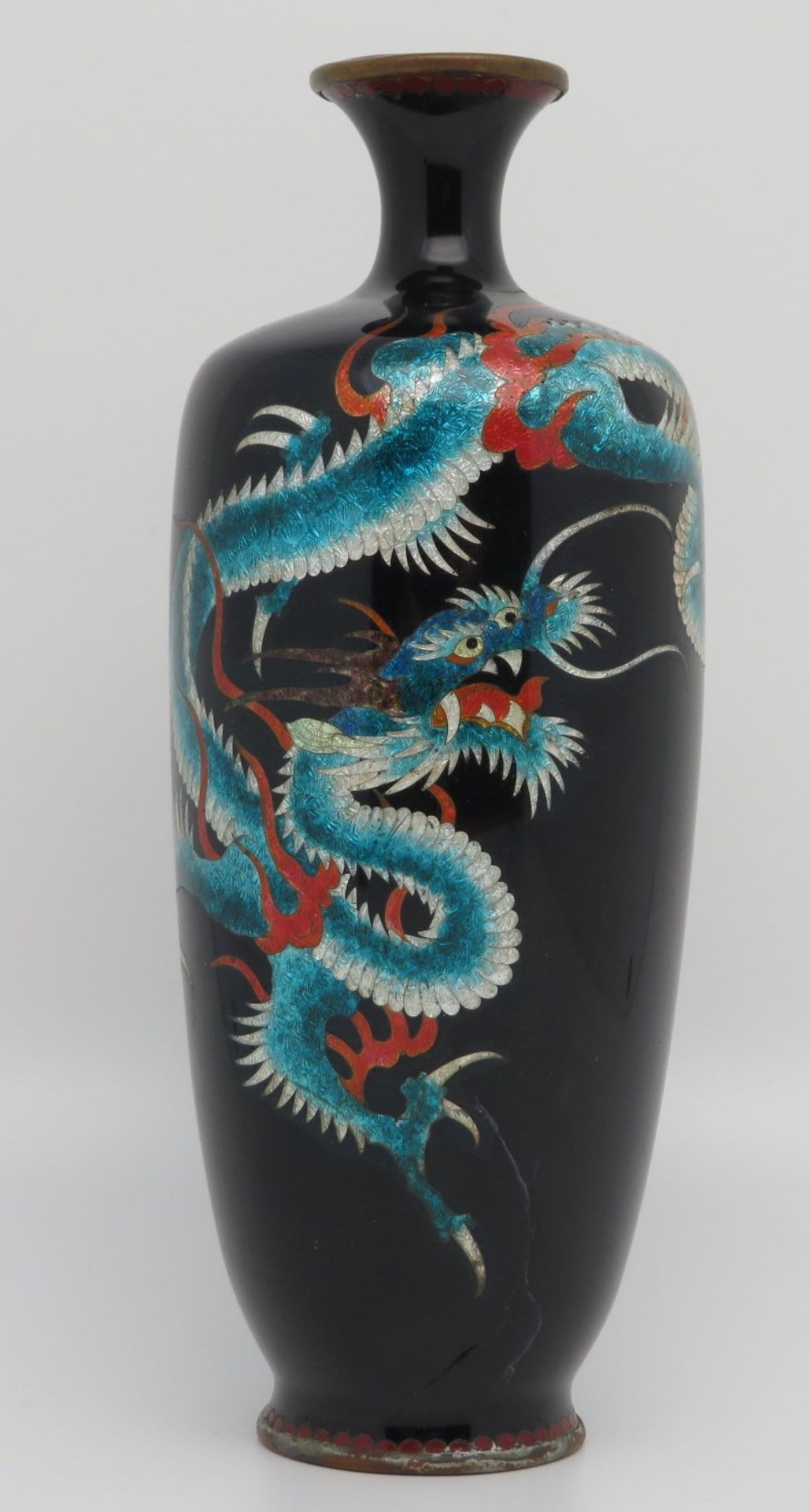 Cloisonné Vase, Japan, 1. Hälfte 20. Jahrhundert, farbiger Zellenschmelz mit umlaufendem Drachendek