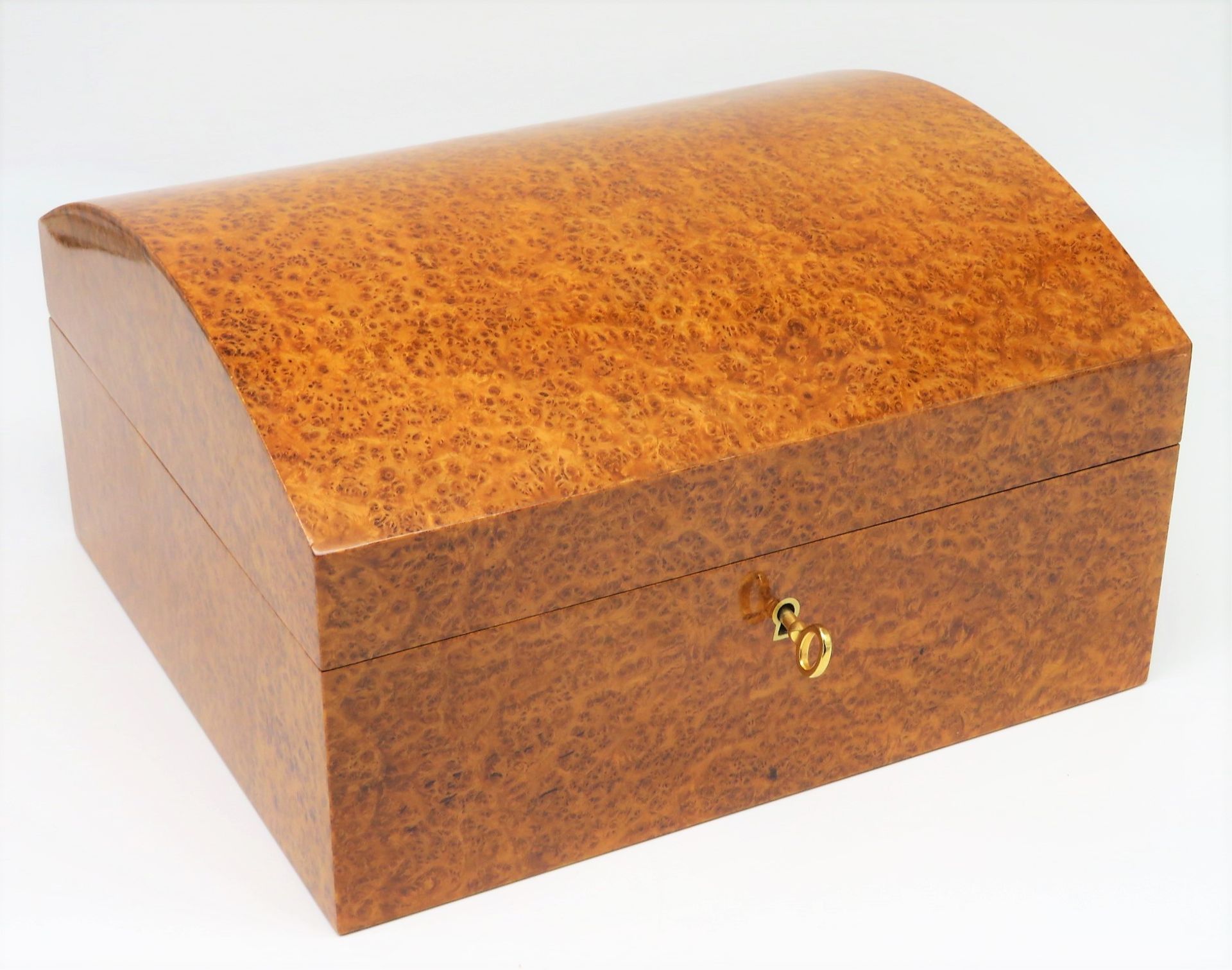 Humidor, Irland, Manning Humidors, gewölbter Deckel, Vogelaugenahorn-Furnier, Innenverkleidung Zede