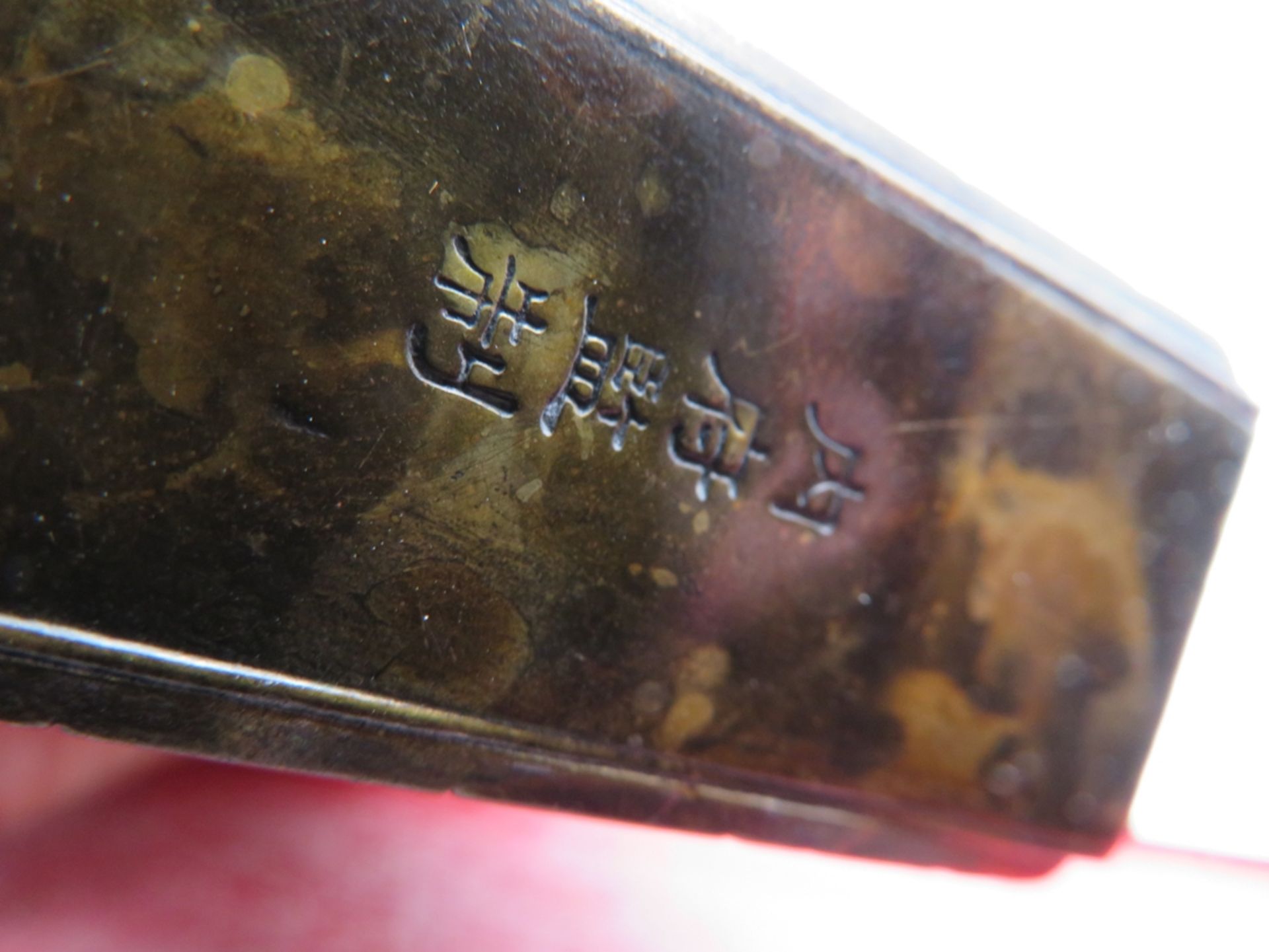 Snuffbottle, China, Messing reich reliefiert, Drachen mit 5 Krallen, sign., 10,5 x 5 x 2,5 cm. - Image 3 of 3