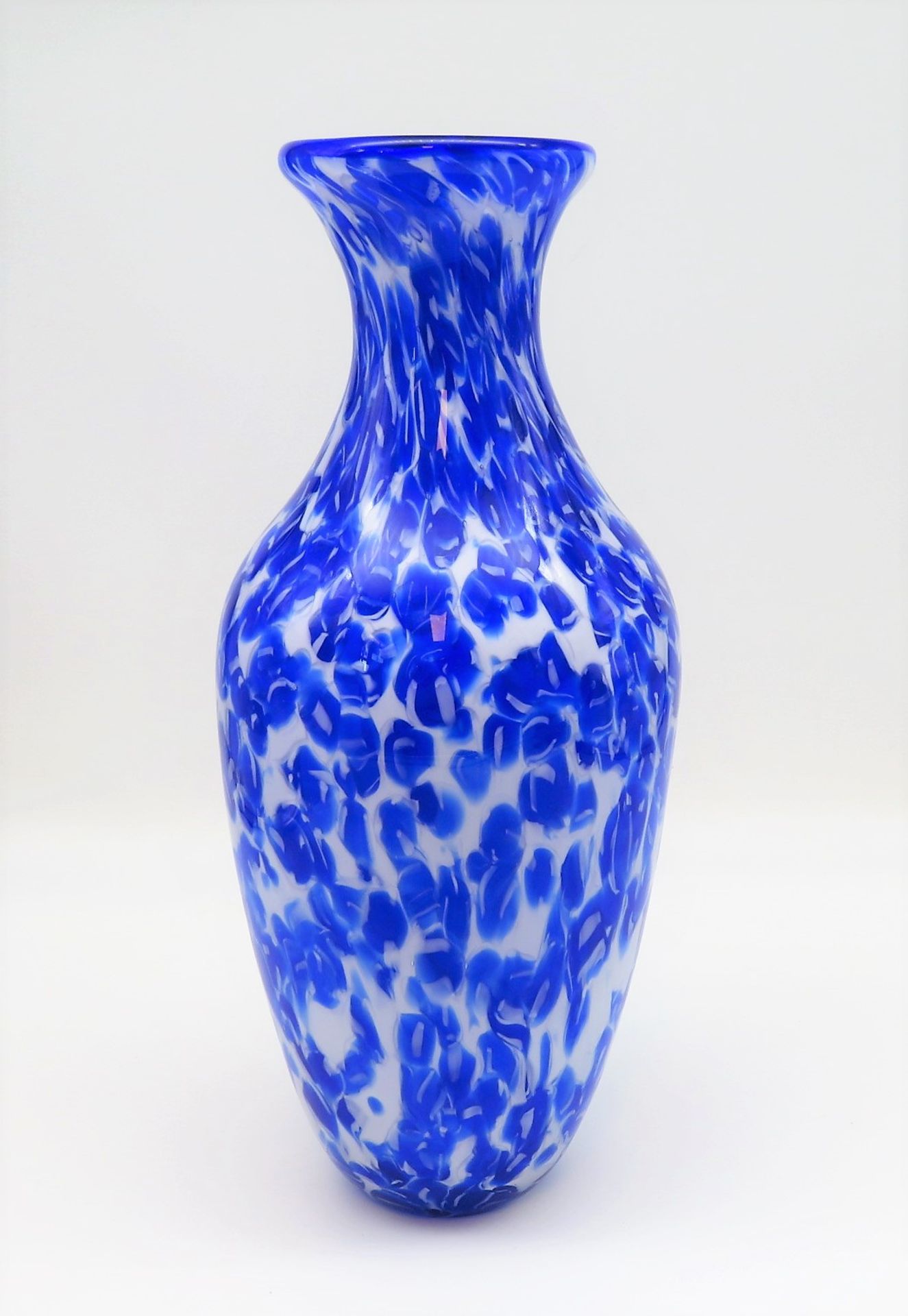 Designer Vase, Blau und Weiß eingefärbtes Glas, h 37 cm, d 15,5 cm.