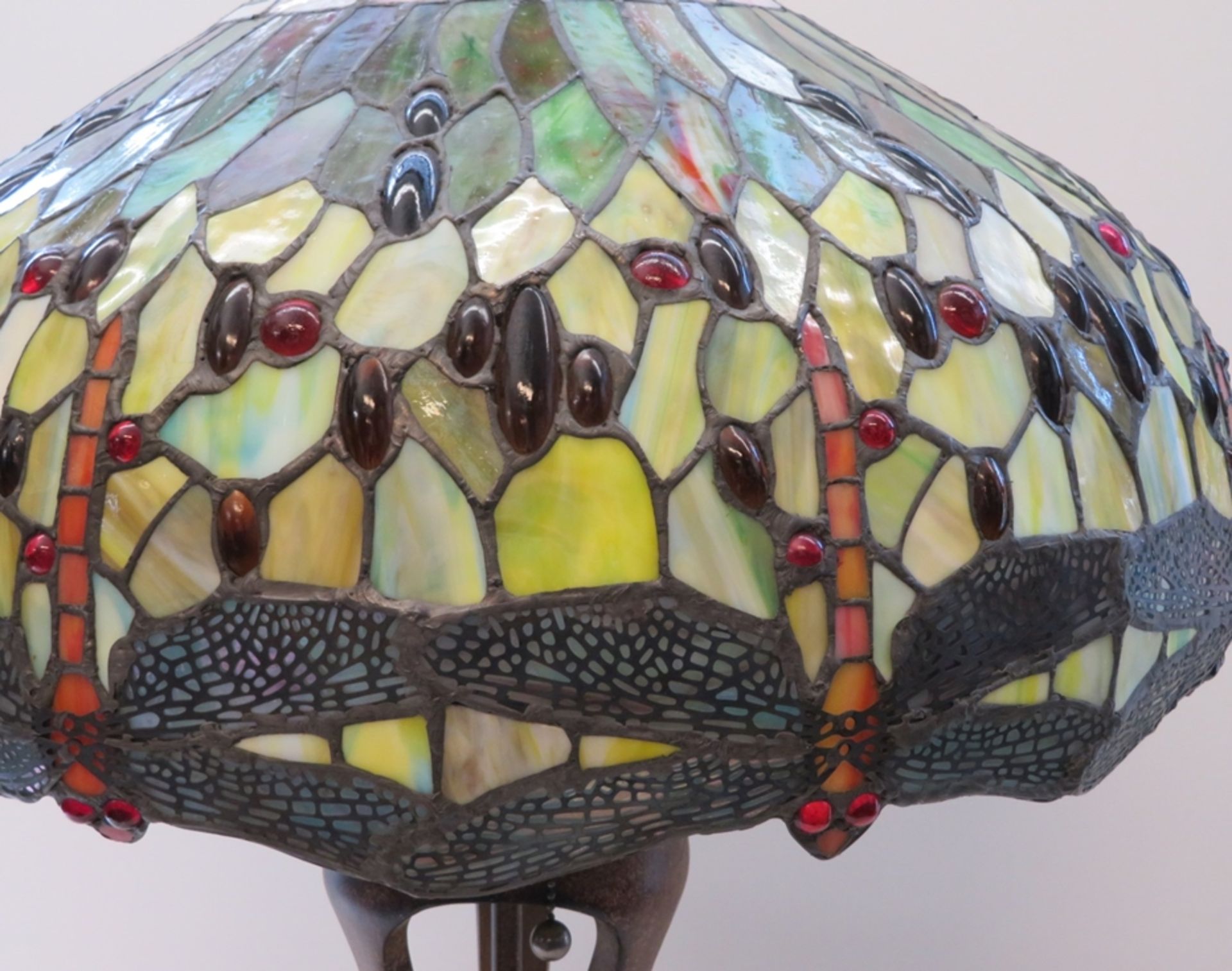 Tischlampe, Tiffany-Stil, Dragonfly, 2-flammig, farbige Bleiverglasung, bemalter Metallstandfuß, h  - Bild 2 aus 2