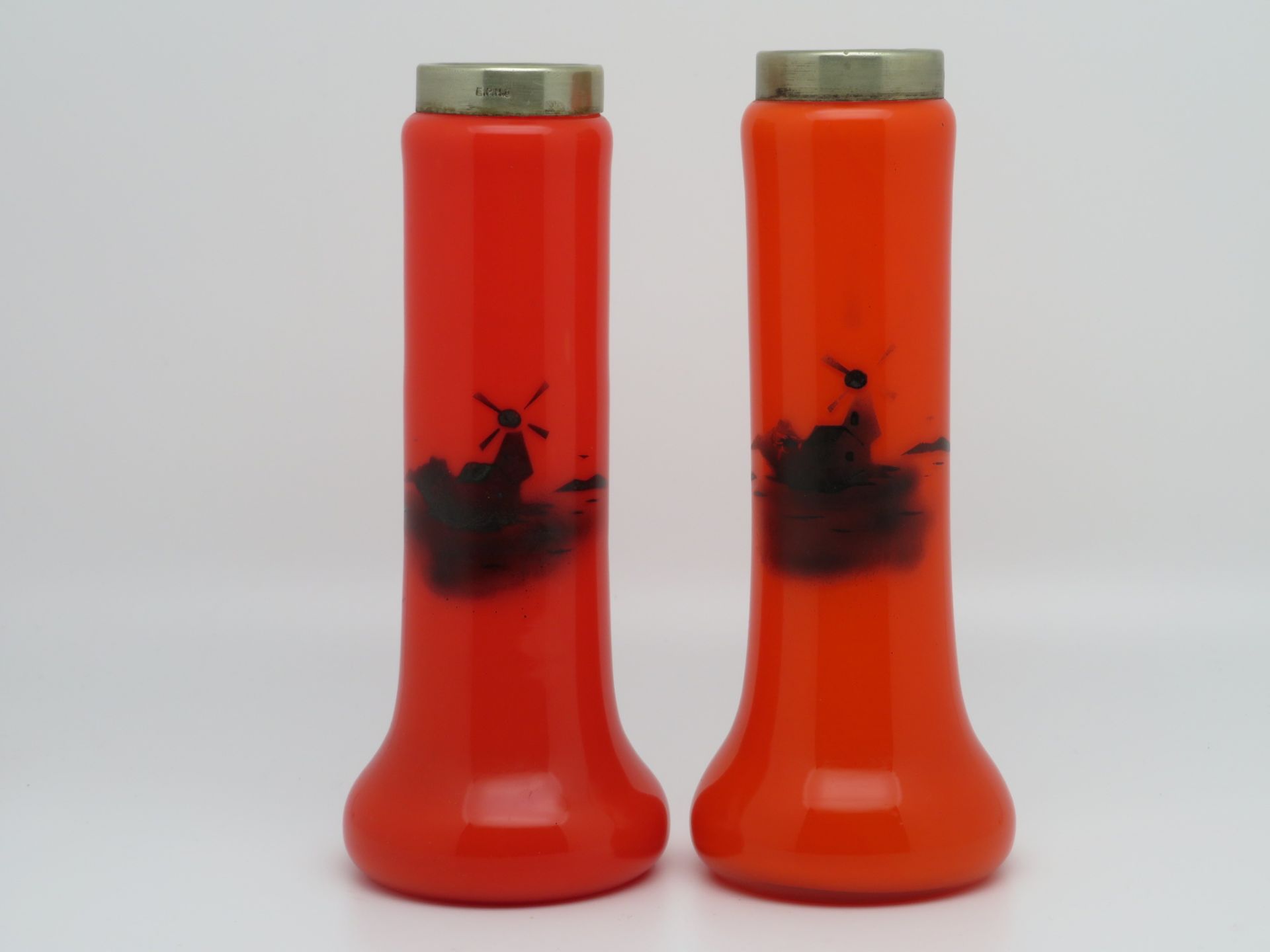 2 Vasen, England, um 1900, orangefarbenes Glas, versilberte Montur, h 16 cm, d 6 cm.