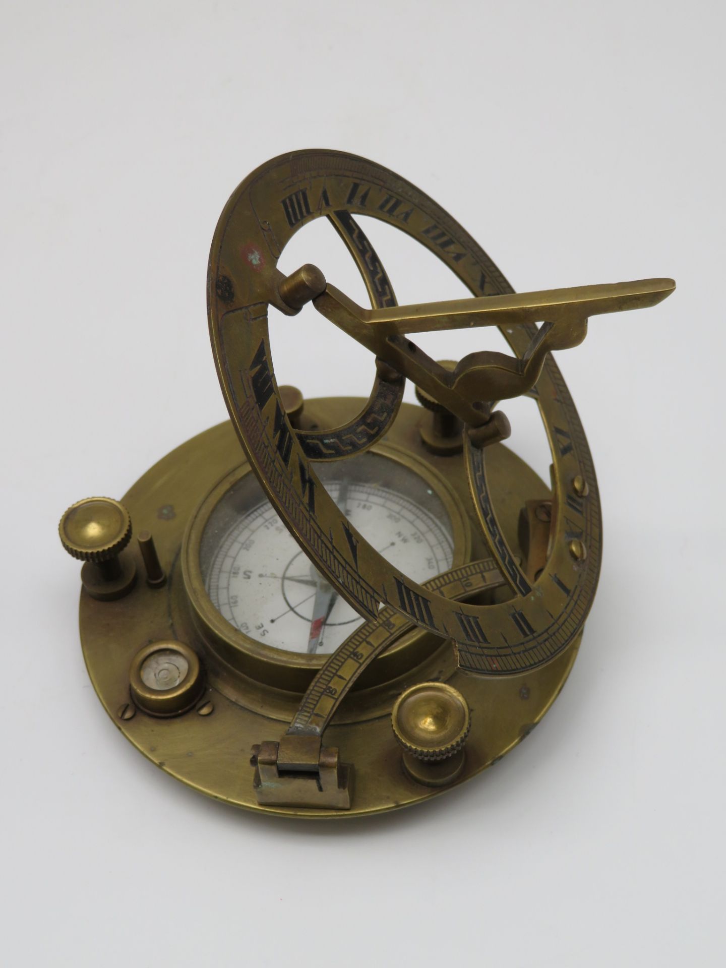 Kompass mit Sonnenuhr, 1. Hälfte 20. Jahrhundert, Messing, h 3 cm, d 11,5 cm.
