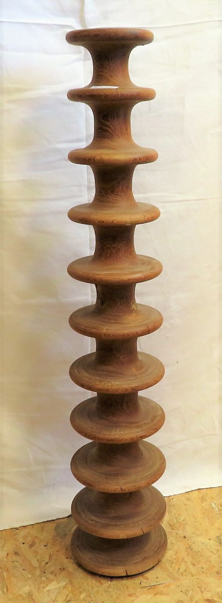 Designer Kerzenleuchter, Holz geschnitzt, längliche, 10-fach gebauchte Form, sich nach oben leicht