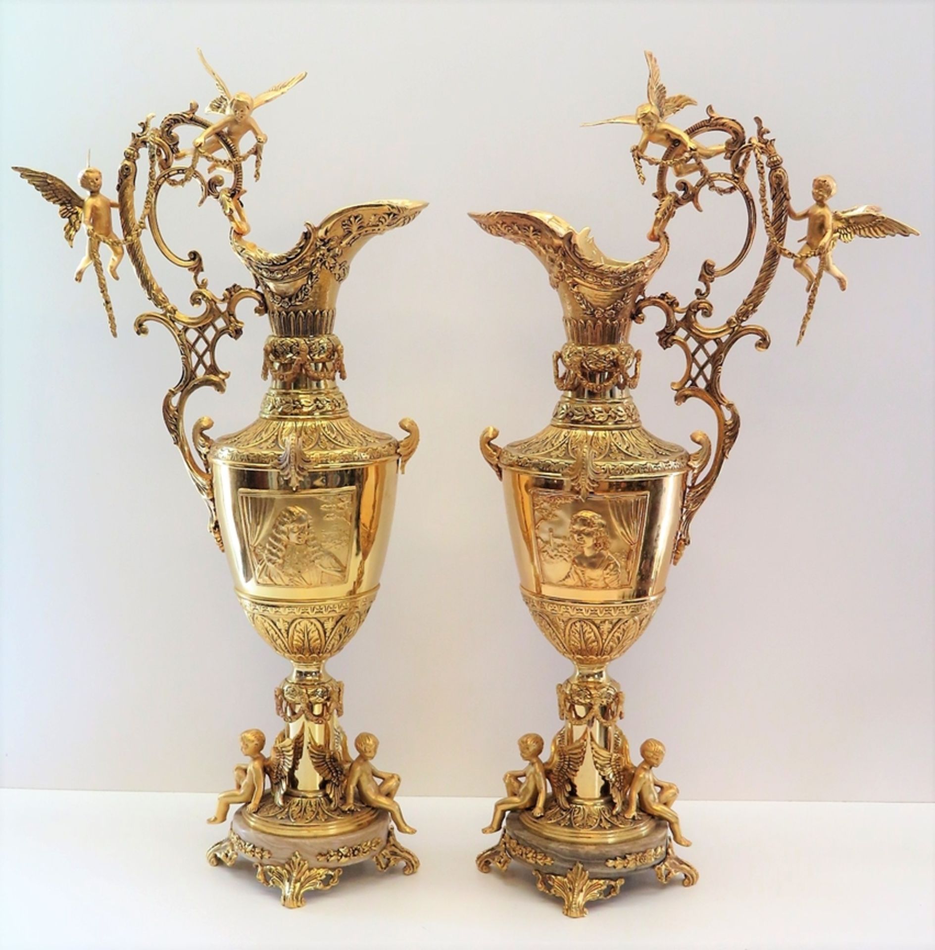 2 prunkvolle Henkelvasen, Frankreich, Bronze mit reicher Vergoldung, Marmorfuß, h 83 cm, d 39 cm.