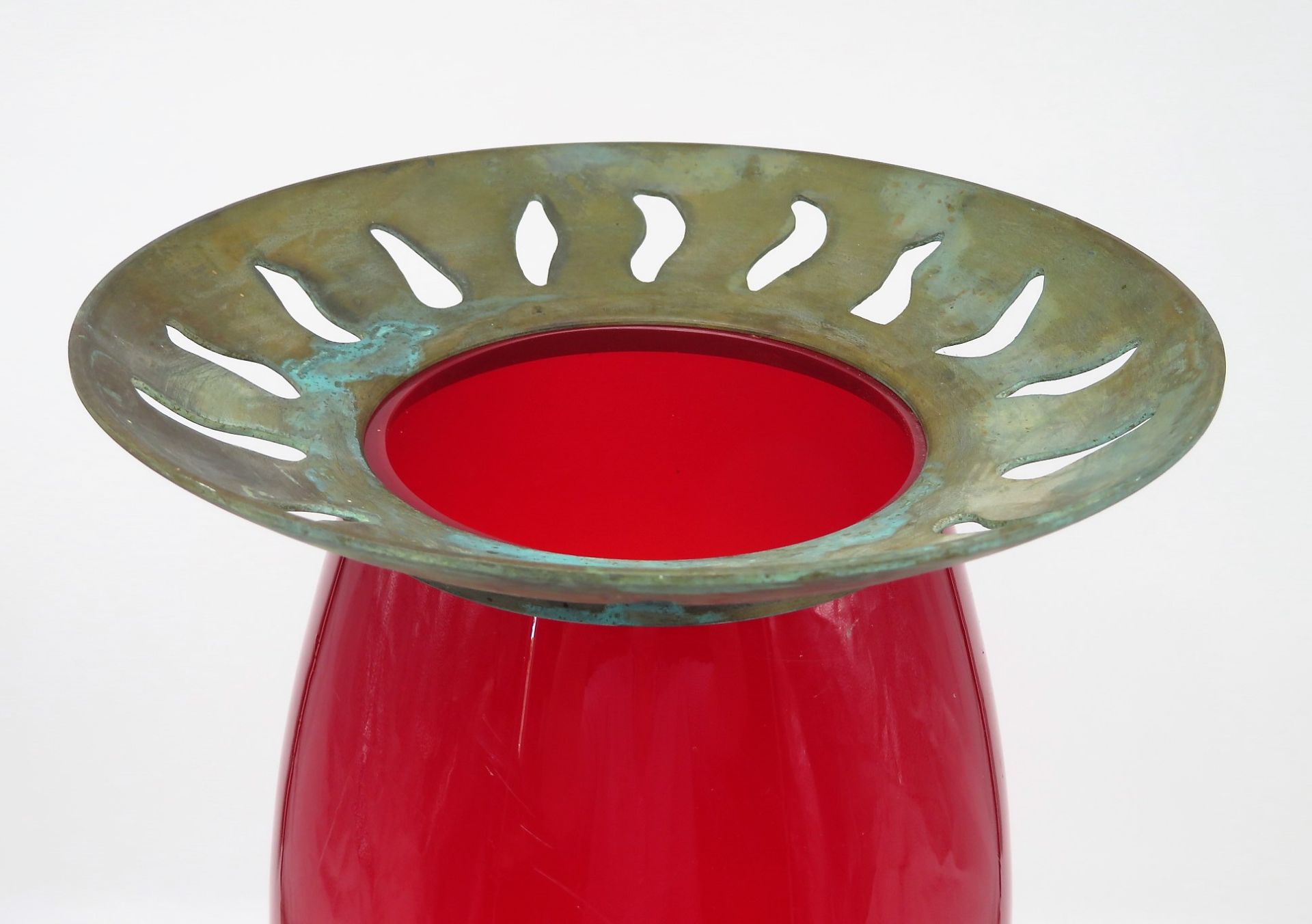 Designer Vase, rotes Glas, ellipsenartige Form mit abgeflachten Stand, runder Messingaufsatz mit Au - Bild 2 aus 2