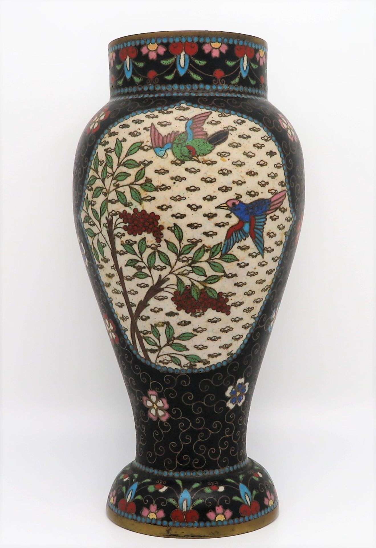 Cloisonné Vase, Japan, um 1900, farbiger Zellenschmelz, h 20 cm, d 10 cm.