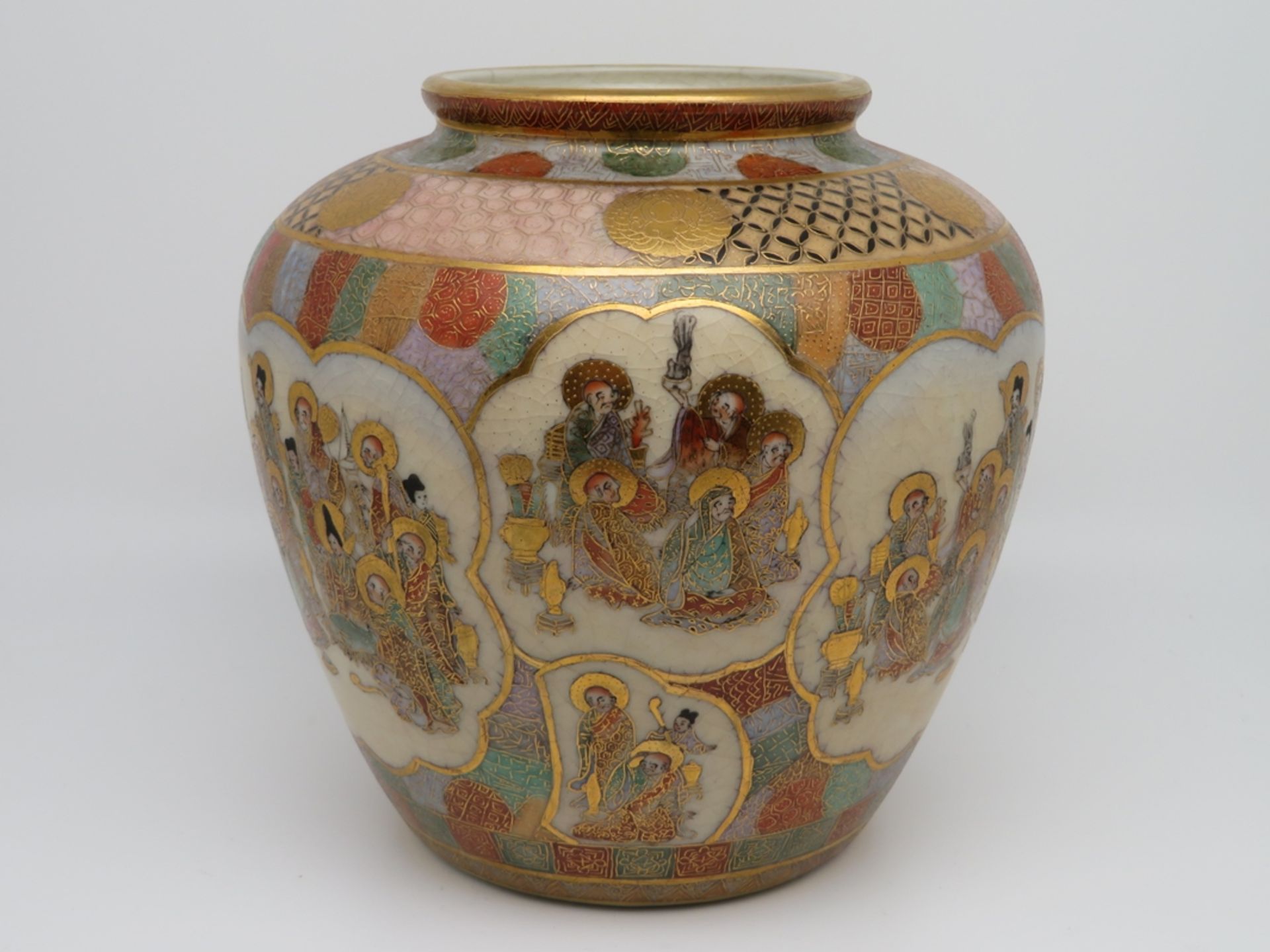 Vase, Japan, Satzuma, 1. Hälfte 20. Jahrhundert, Weißporzellan mit polychromer Bemalung, Bodenmarke - Image 2 of 3