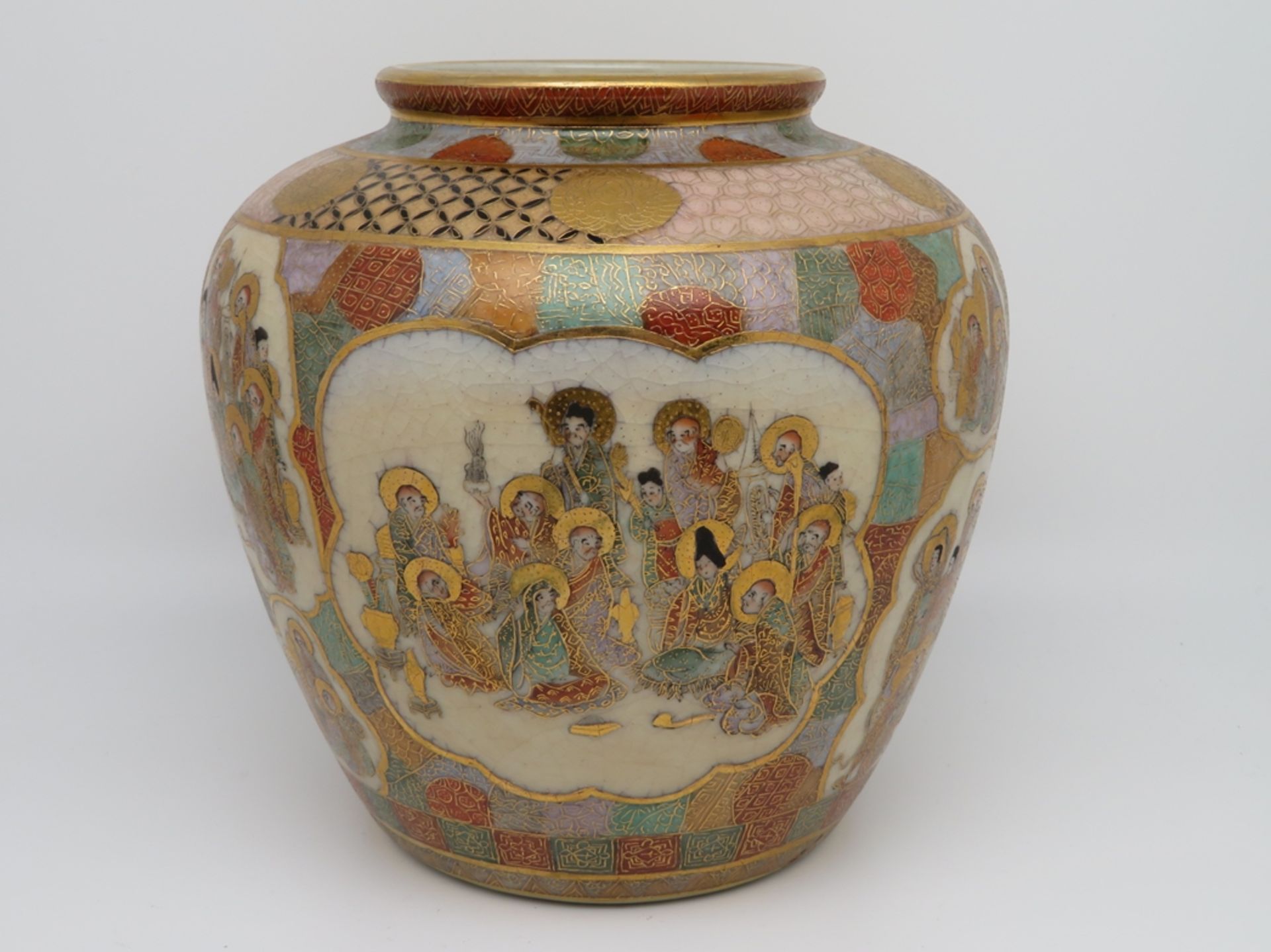 Vase, Japan, Satzuma, 1. Hälfte 20. Jahrhundert, Weißporzellan mit polychromer Bemalung, Bodenmarke