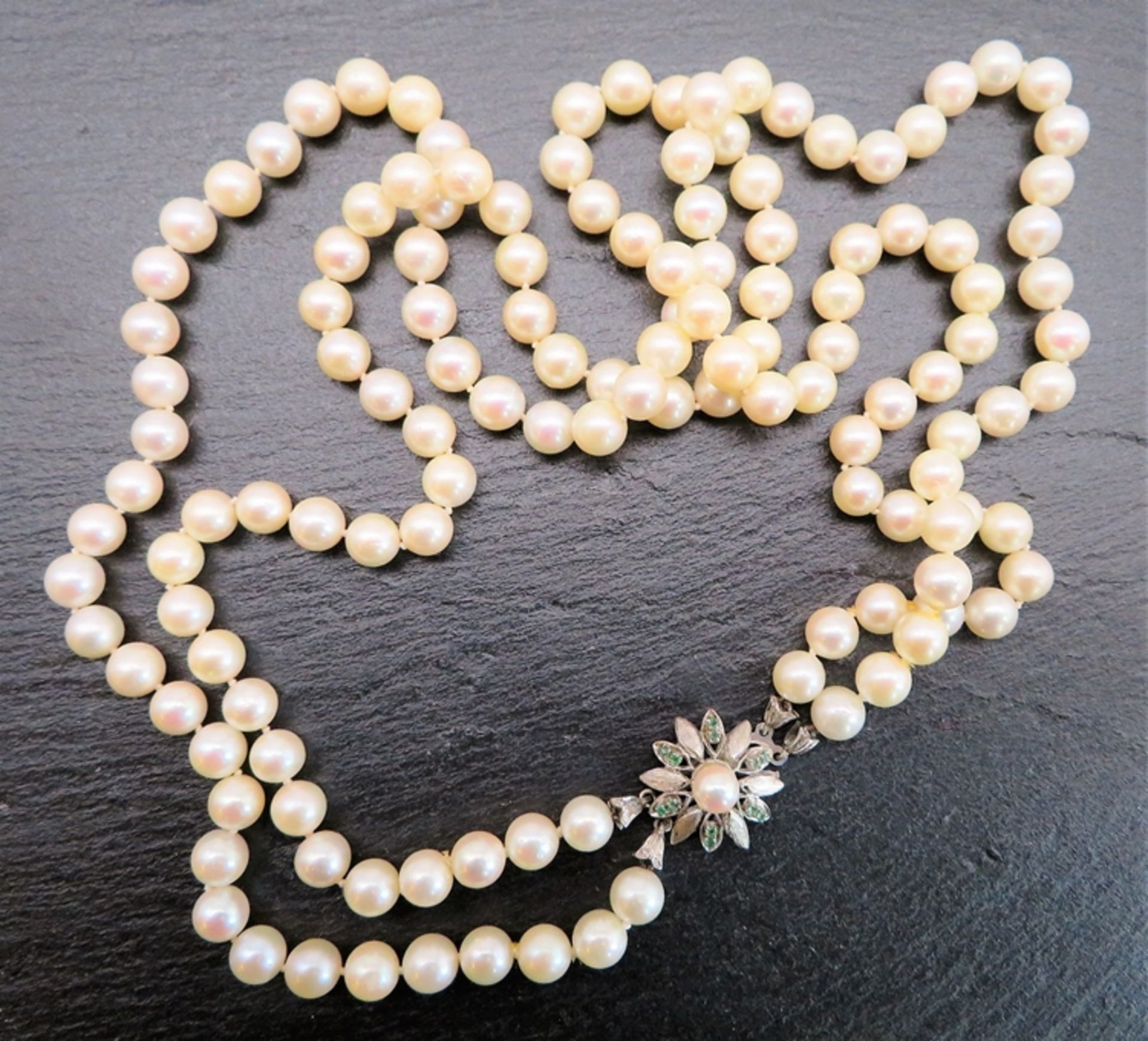 Perlenkette, 2-reihig, blütenförmige Schließe 750er Weißgold, gepunzt, besetzt mit 12 facettierten  - Bild 2 aus 2