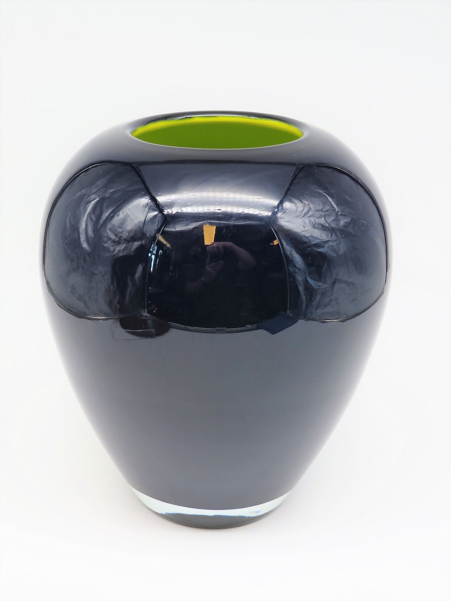Designer Vase, 1970/80er Jahre, gelb-bläuliches Glas, h 26 cm, d 23 cm.