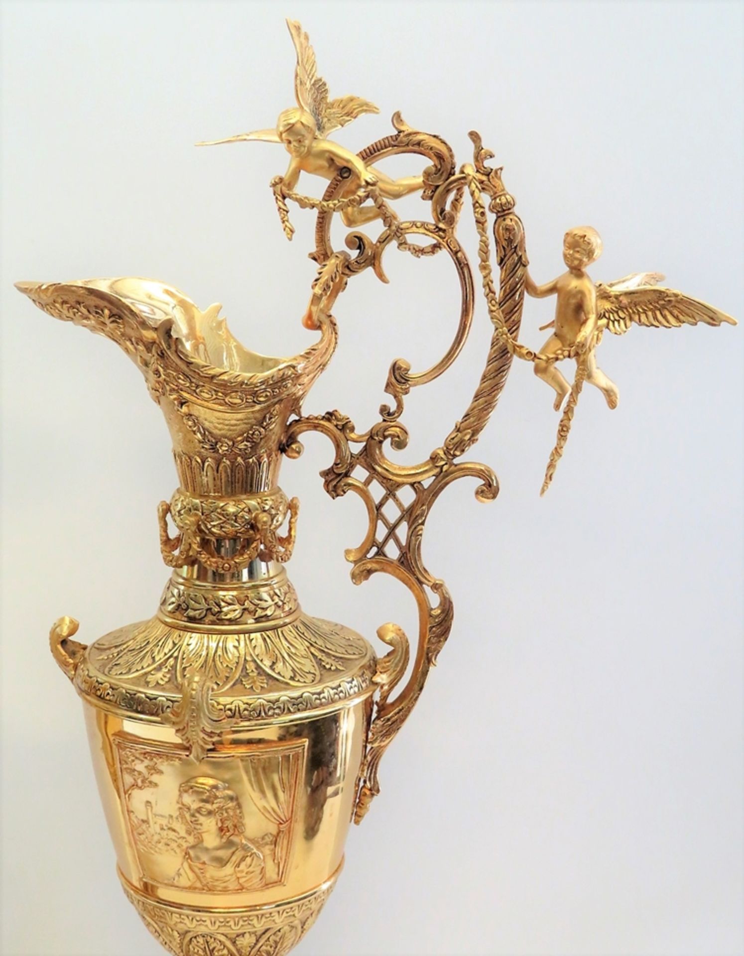 2 prunkvolle Henkelvasen, Frankreich, Bronze mit reicher Vergoldung, Marmorfuß, h 83 cm, d 39 cm. - Image 2 of 2