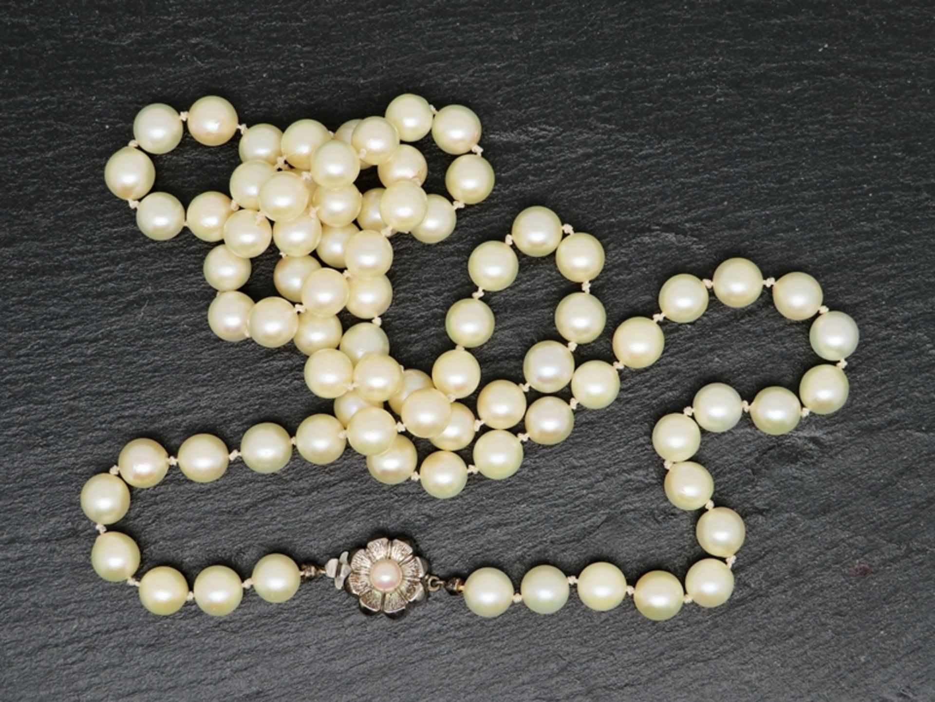 Klassische Perlenkette, einreihig, blütenförmige Schließe, mittig besetzt mit Perle, 925er Sterling